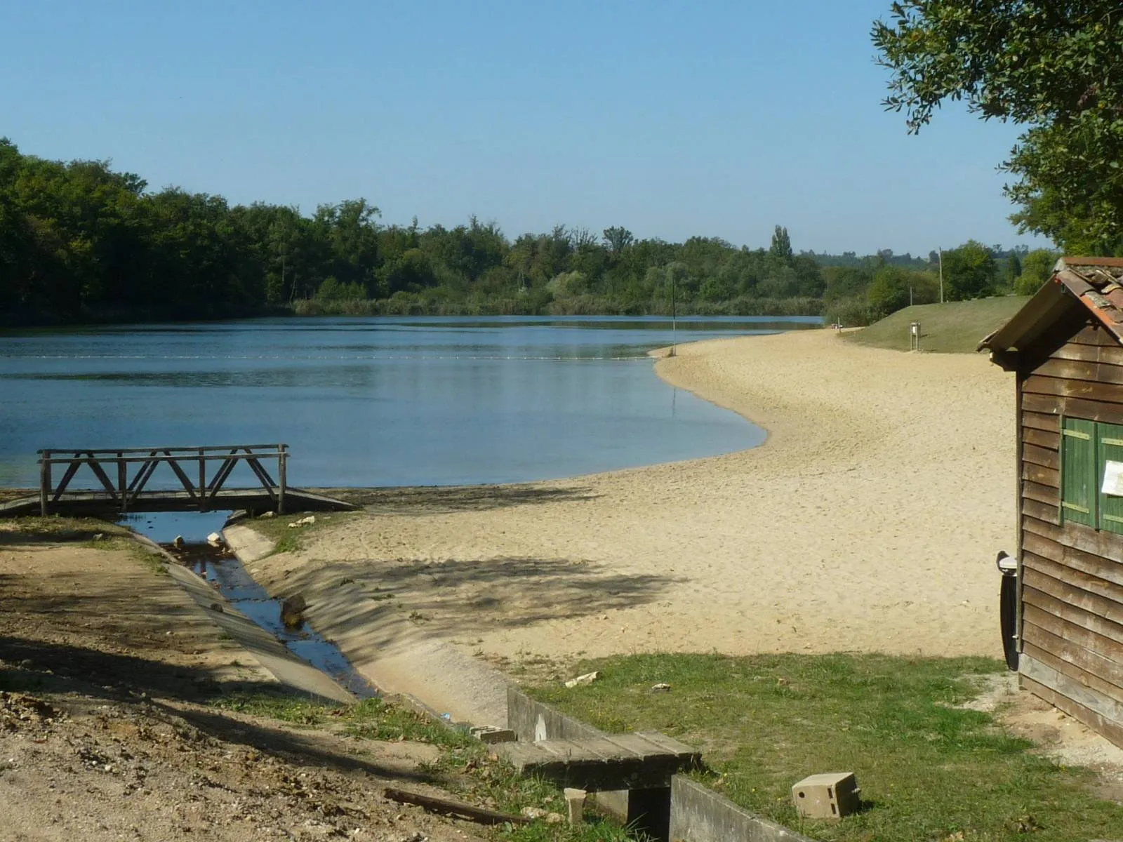 Photo showing: Vallier lake at Brossac, Charente, SW France
