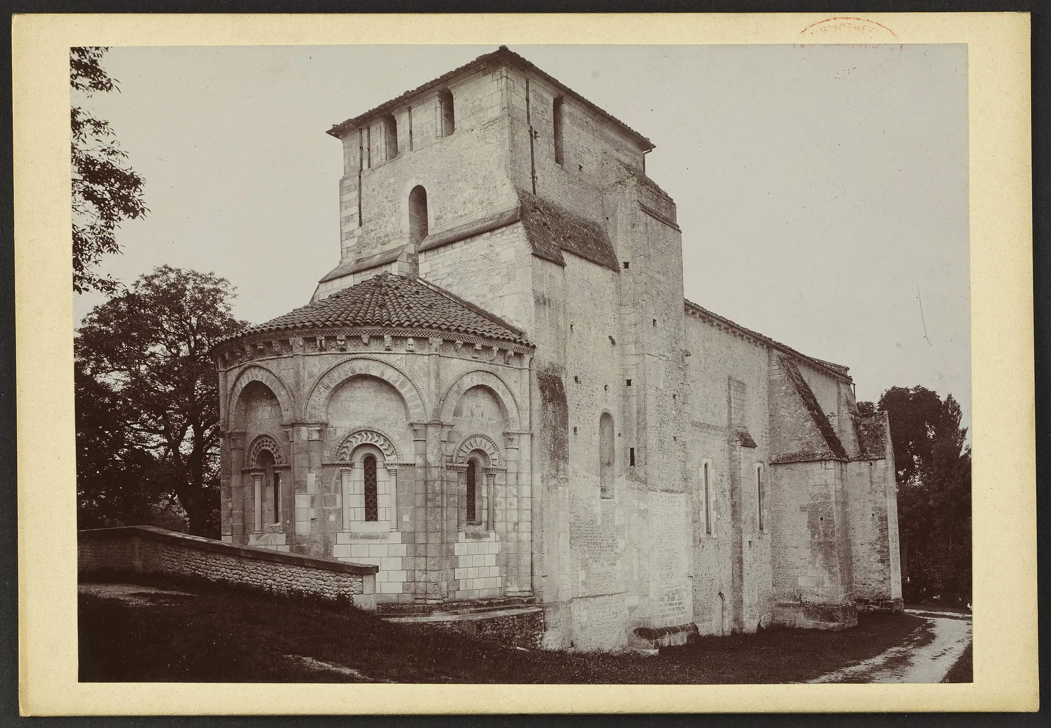 Photo showing: Église Saint-Pardoux de Barret; Chevet et cloître