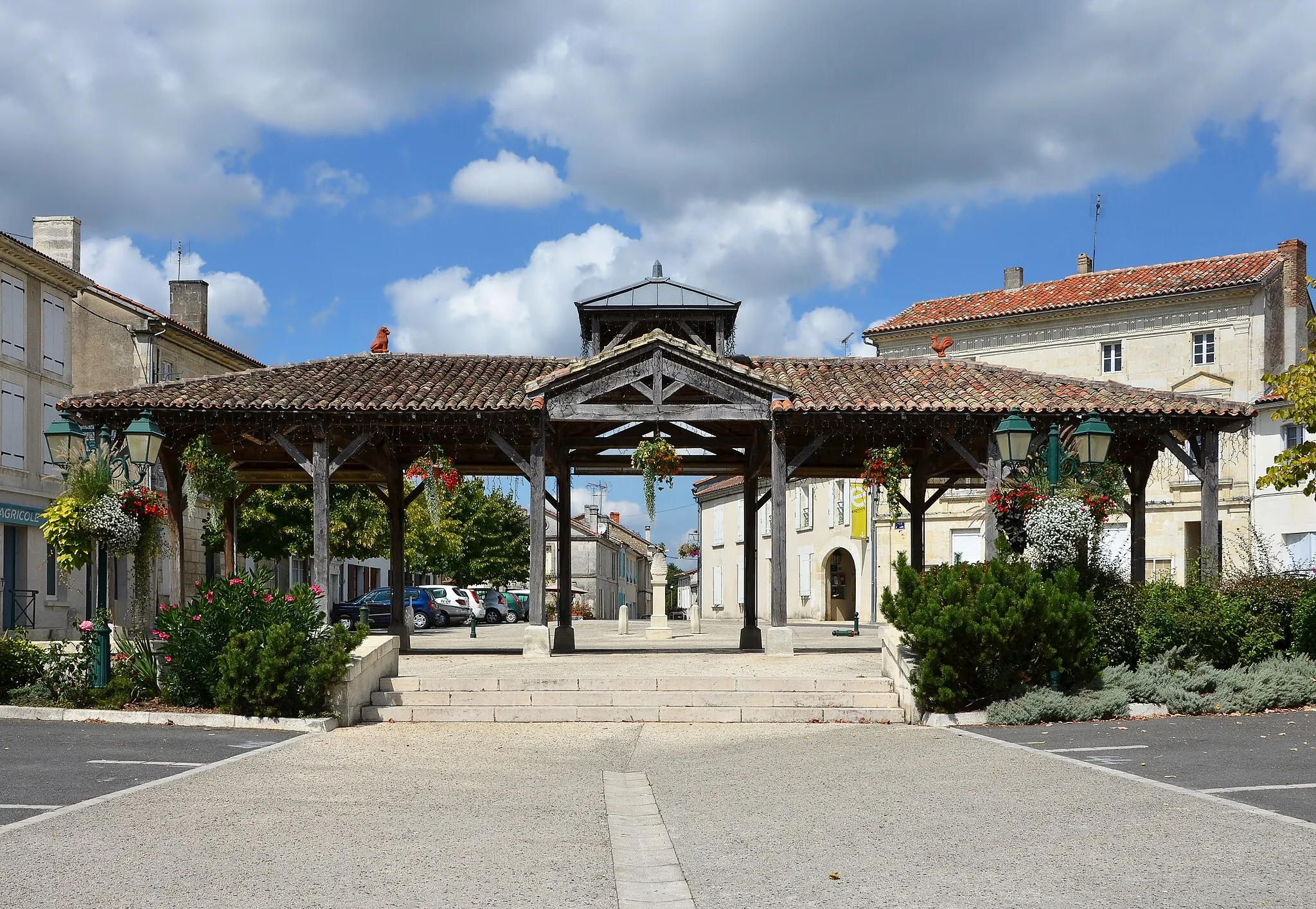 Photo showing: Market hall (repaired in 1808 and 1961) of Baignes-Sainte-Radegonde, Charente, France.