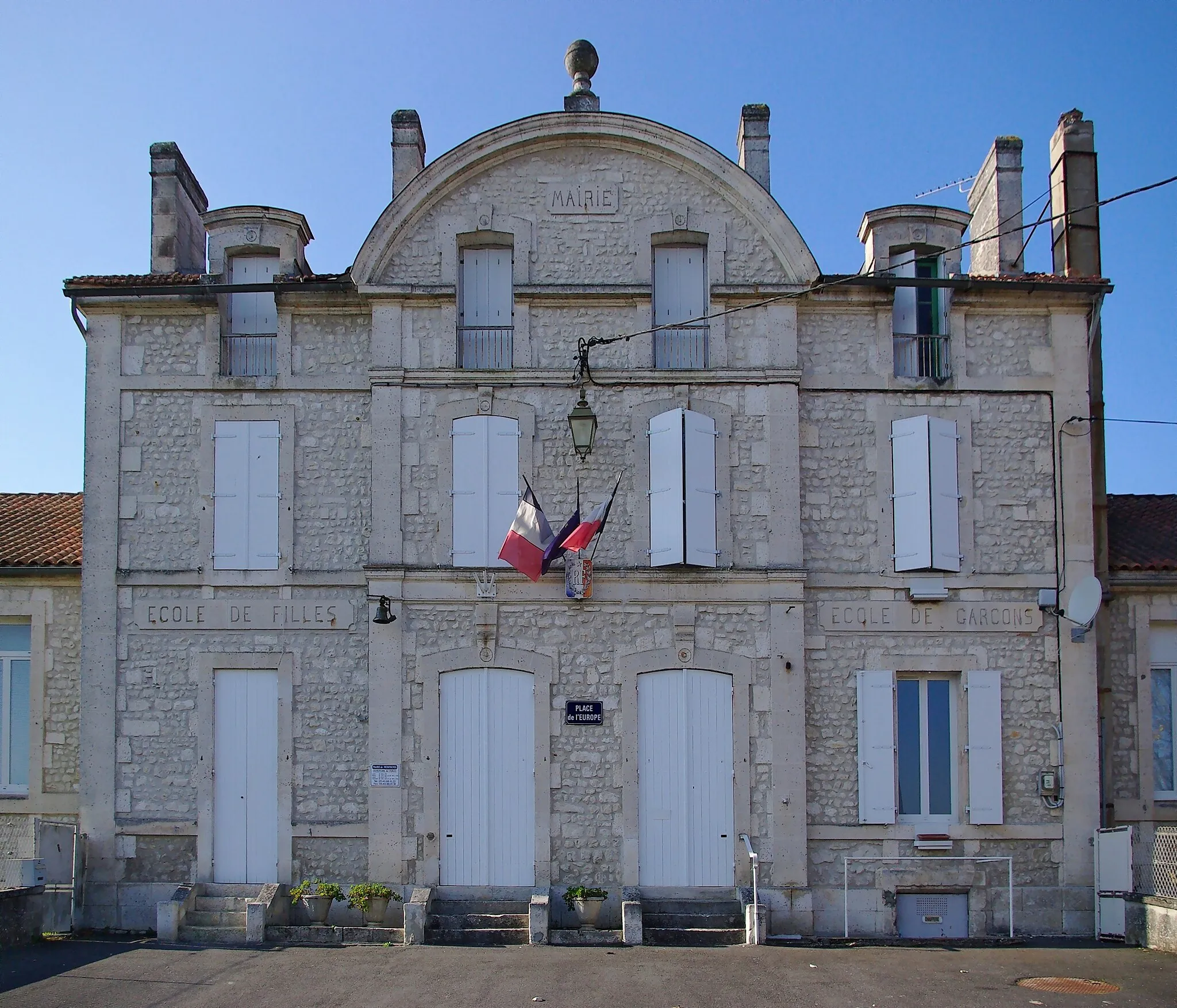 Photo showing: City hall of Montboyer, Charente, France.
