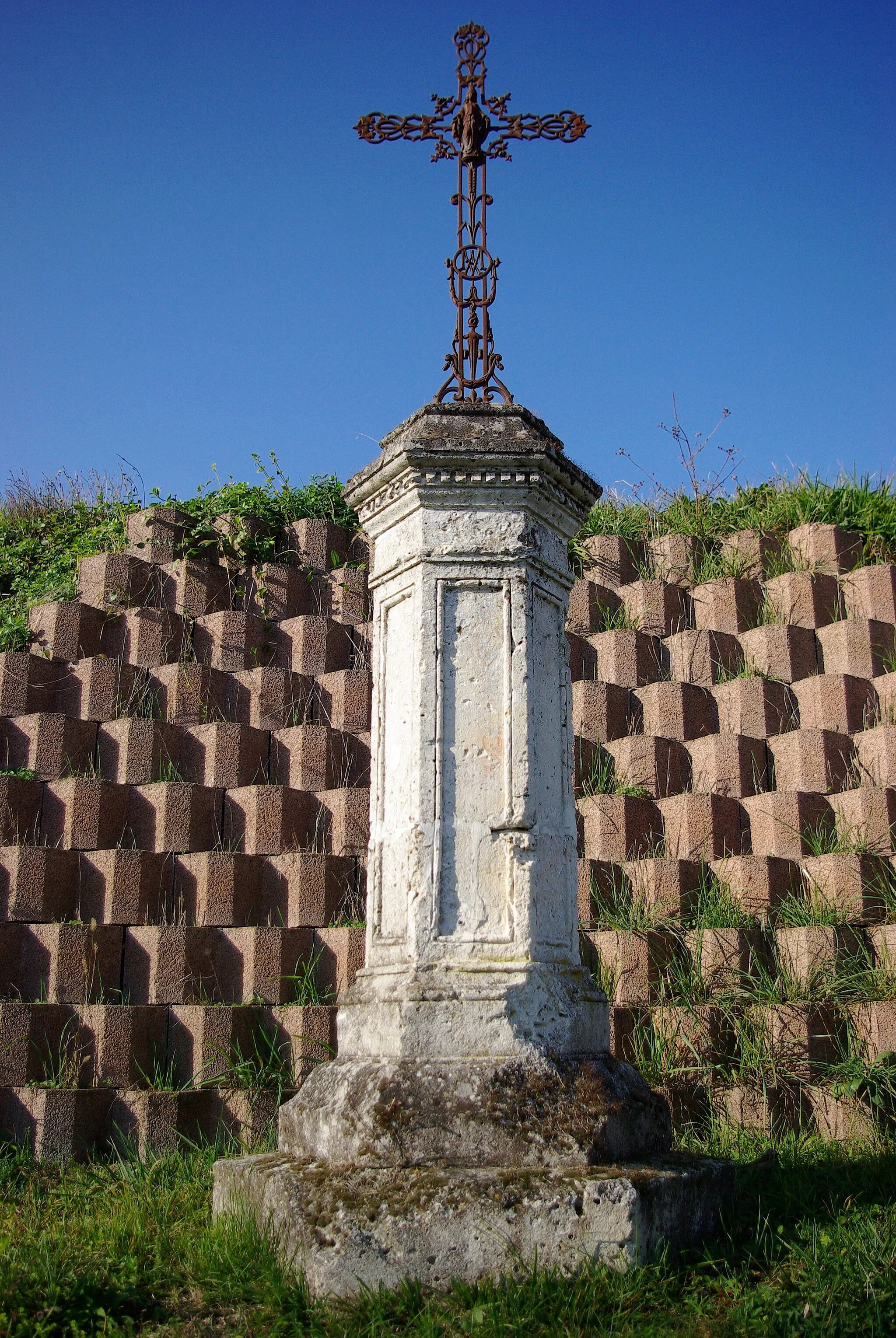 Photo showing: Croix Egreteau, sur la D89, direction Curac-Bardenac à Montboyer, Charente, France.