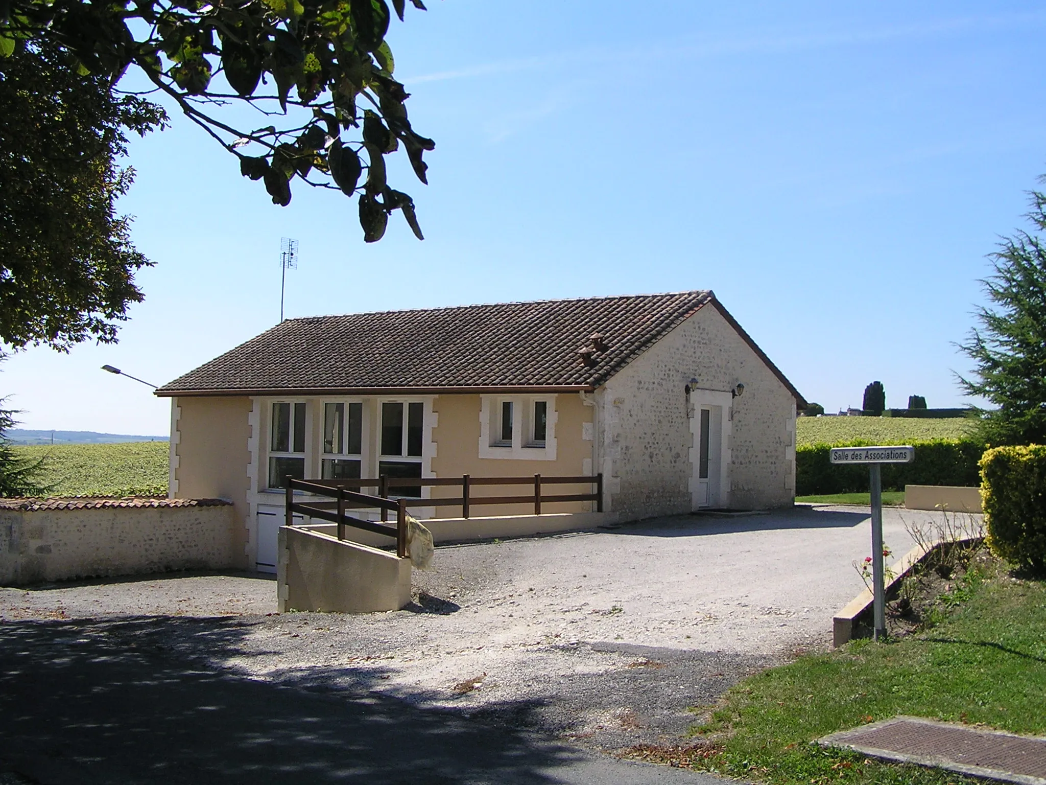 Photo showing: bâtiment communal à Bécheresse