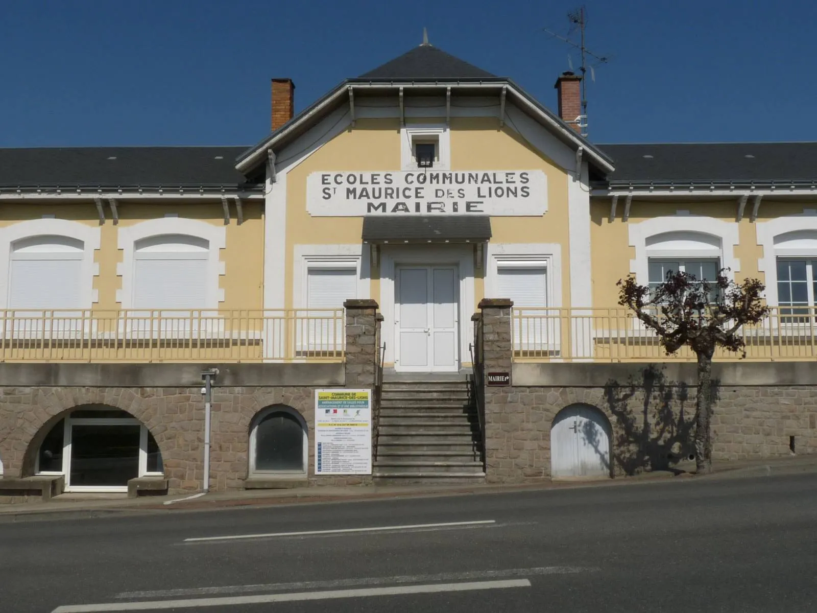 Photo showing: Mairie de Saint-Maurice-des-Lions, Charente, France