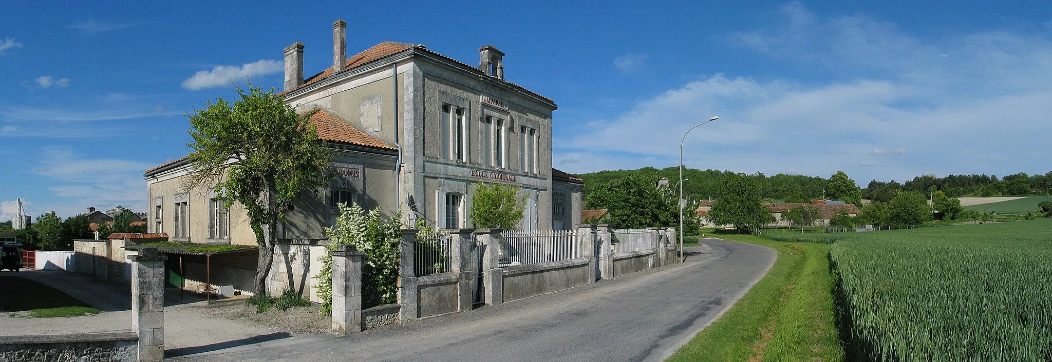 Photo showing: Former town hall-school (mid-19th century), Fouquebrune, Charente, France.