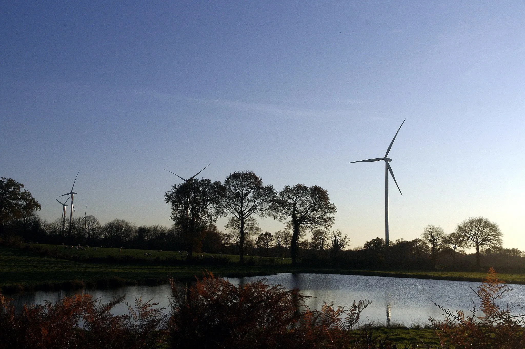 Photo showing: Parc éolien Les Landes sur les communes Saint-Bonnet-de-Bellac et Saint-Martial-sur-Isop, Haute-Vienne, Eoliennes de 200 m de haut, modèle Senvion  3.0M122. Sur la D 26A, rue des Etangs, à l'entrée du hameau Le Mas de Bost à plus d'un kilomètre des éoliennes.