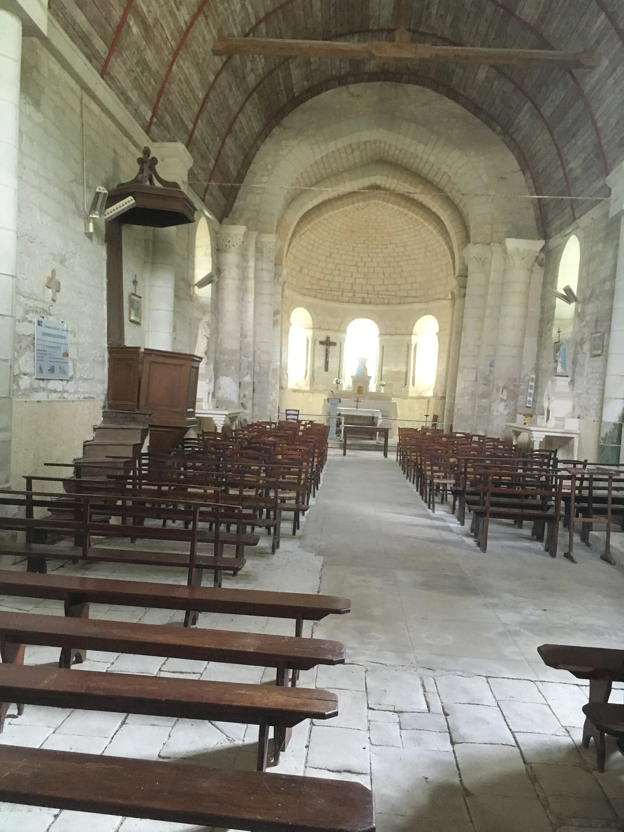 Photo showing: Interior of Saint Paul de Coussay church