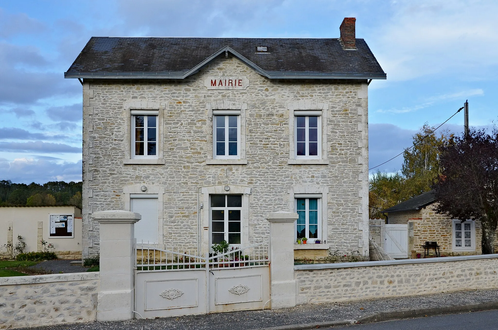 Photo showing: Town hall of Asnois, Vienne, France