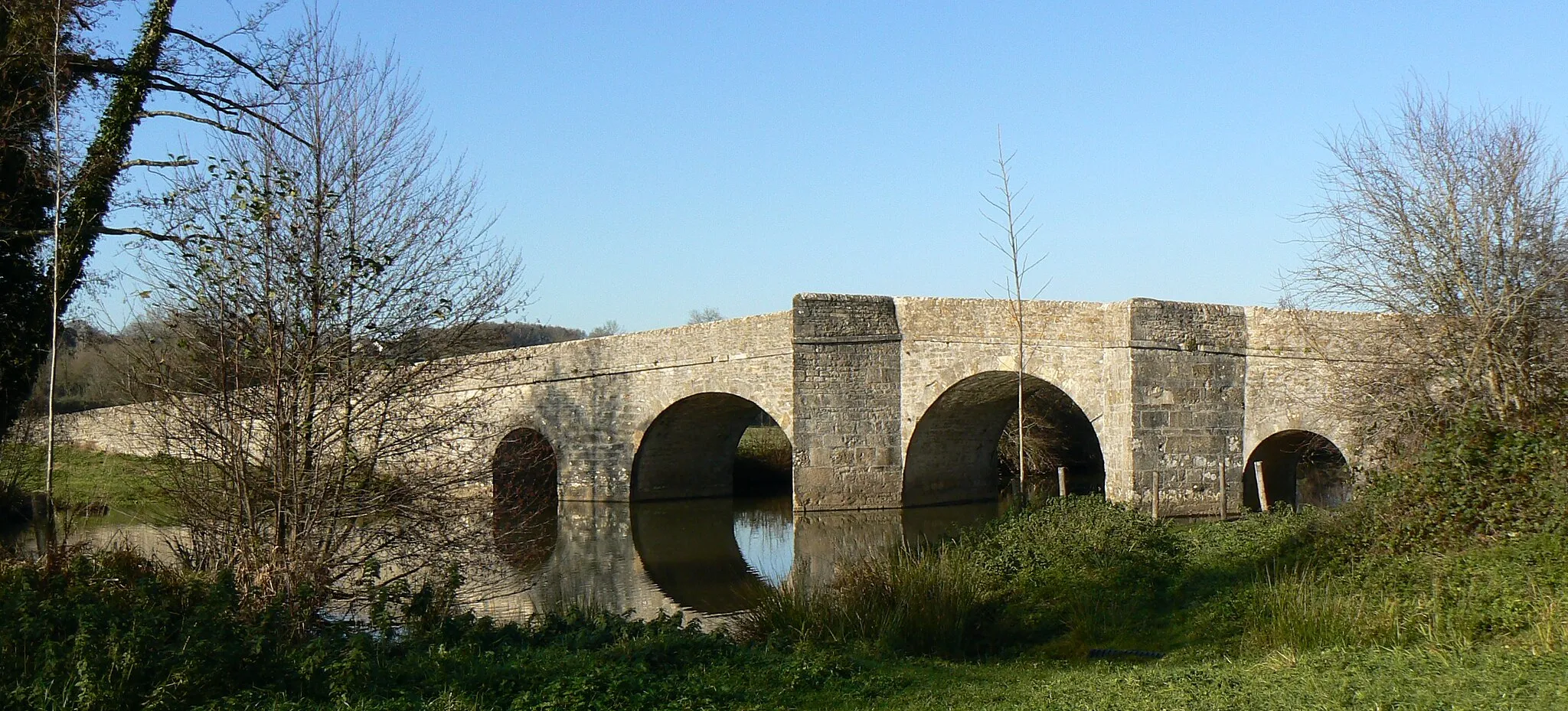 Photo showing: Pont dit romain sur la Charente.