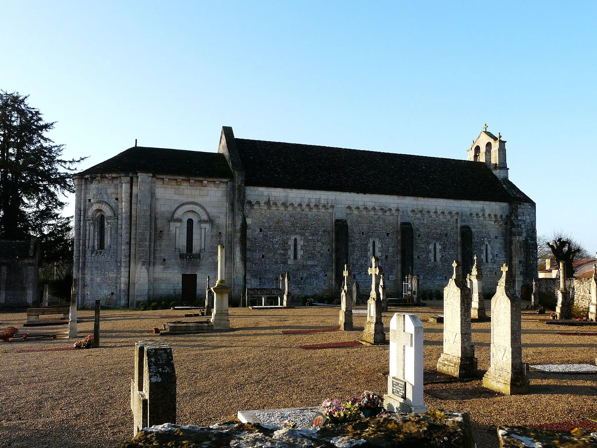 Photo showing: Le cimetière et la façade nord de l'église Saint-Pierre, Saint-Pierre-d'Exideuil, Vienne, France.
