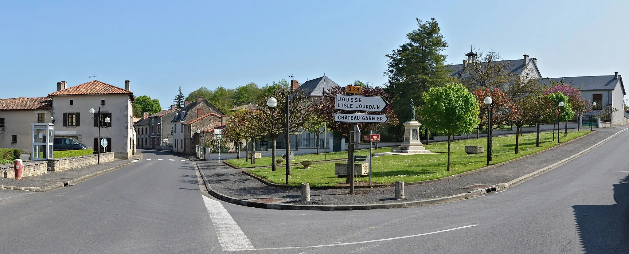 Photo showing: Village main street and War memorial square, Saint-Romain, Vienne, France.