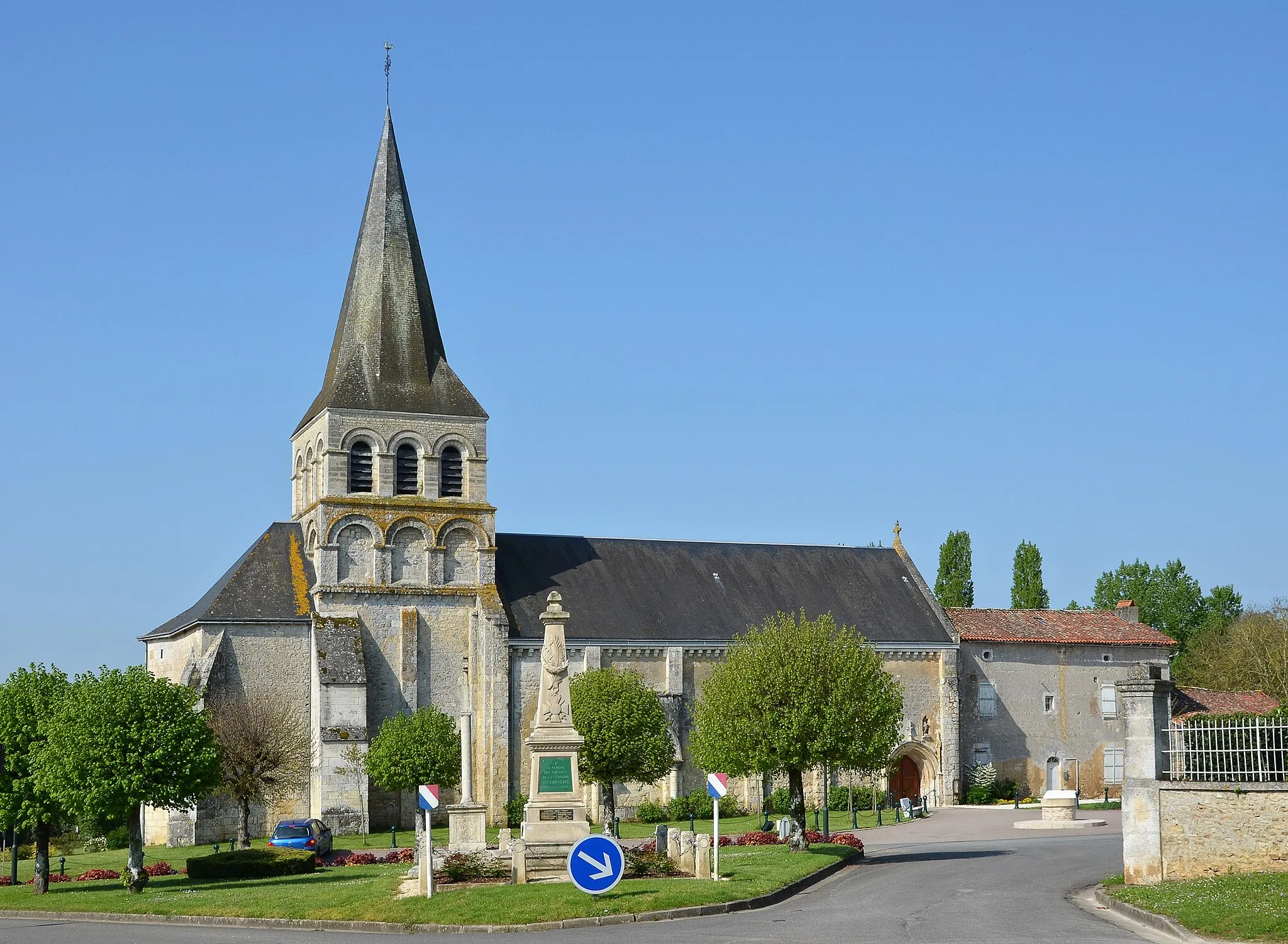 Photo showing: Church (12th-15th centuries) and War memorial, Savigné, Vienne, France.