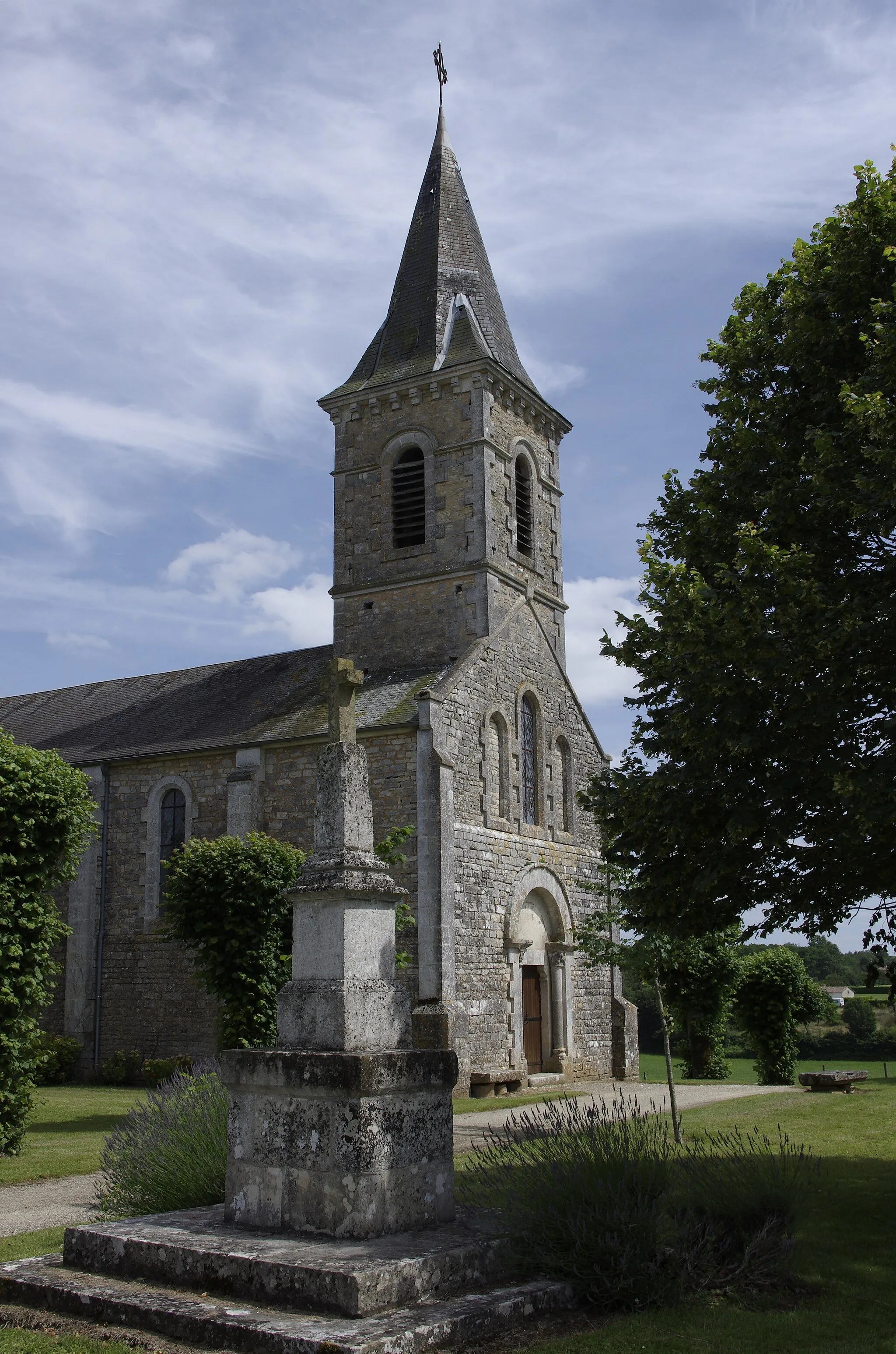 Photo showing: Façade of the church of Surin, Vienne, France.