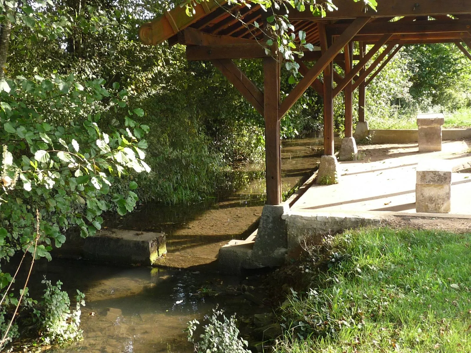 Photo showing: lavoir de la Chenau, en amont de l'Argent à Champgne-Mouton, Charente, France