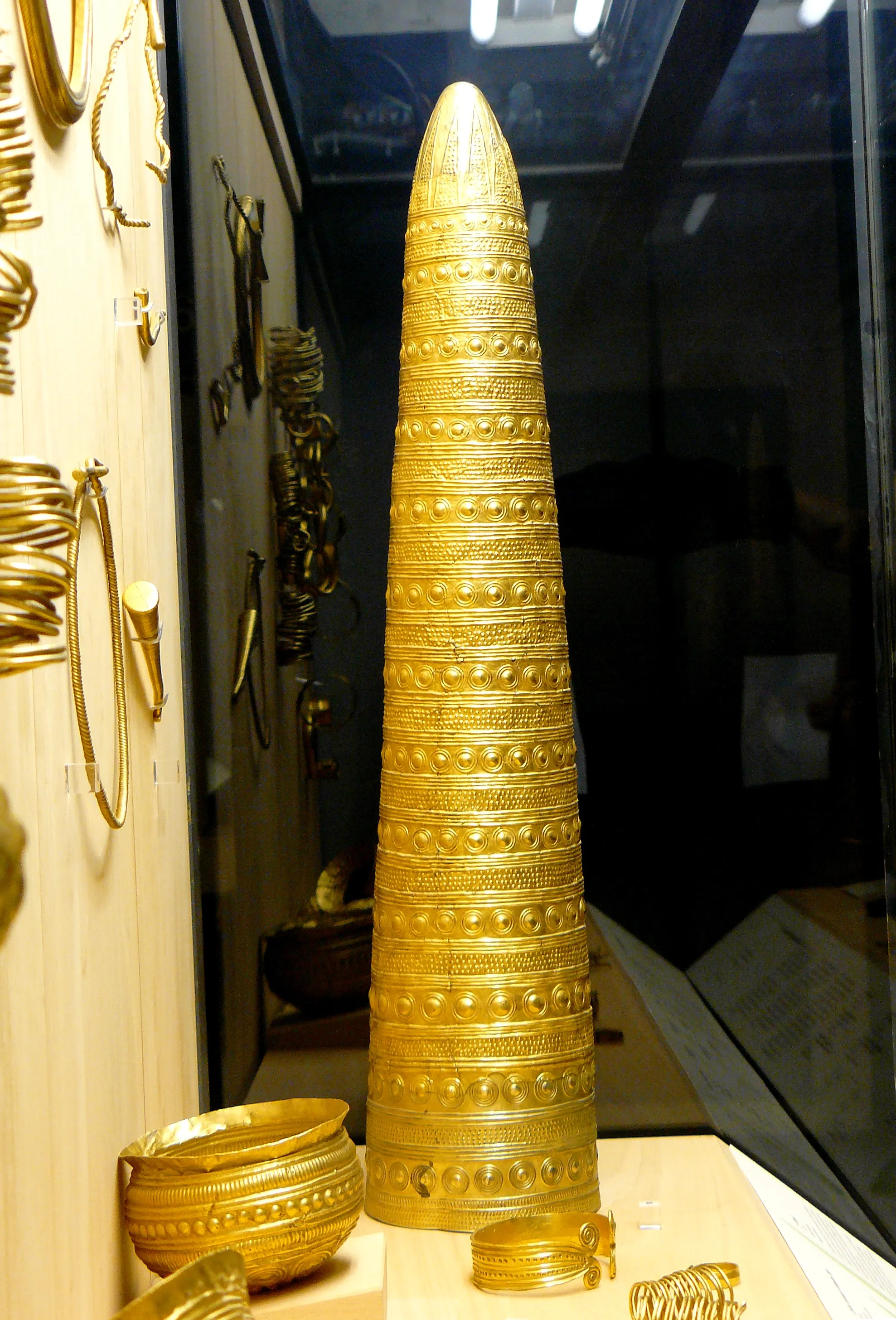 Photo showing: Cône d'or trouvé à Avanton (Vienne -France) en 1844 - Ornement (chapeau) de l'époque du Bronze moyen (vers 1400 av. J.C.) - Hauteur 55 cm - Poids 321 gr - Musée d'archéologie nationale de Saint-Germain-en-Laye.