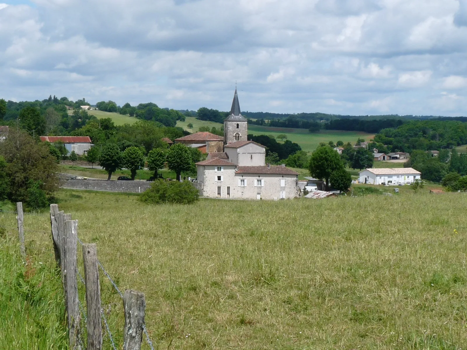 Photo showing: Bourg d'Orgedeuil, Charente, France. Le Massif de l'Arbre est à gauche.