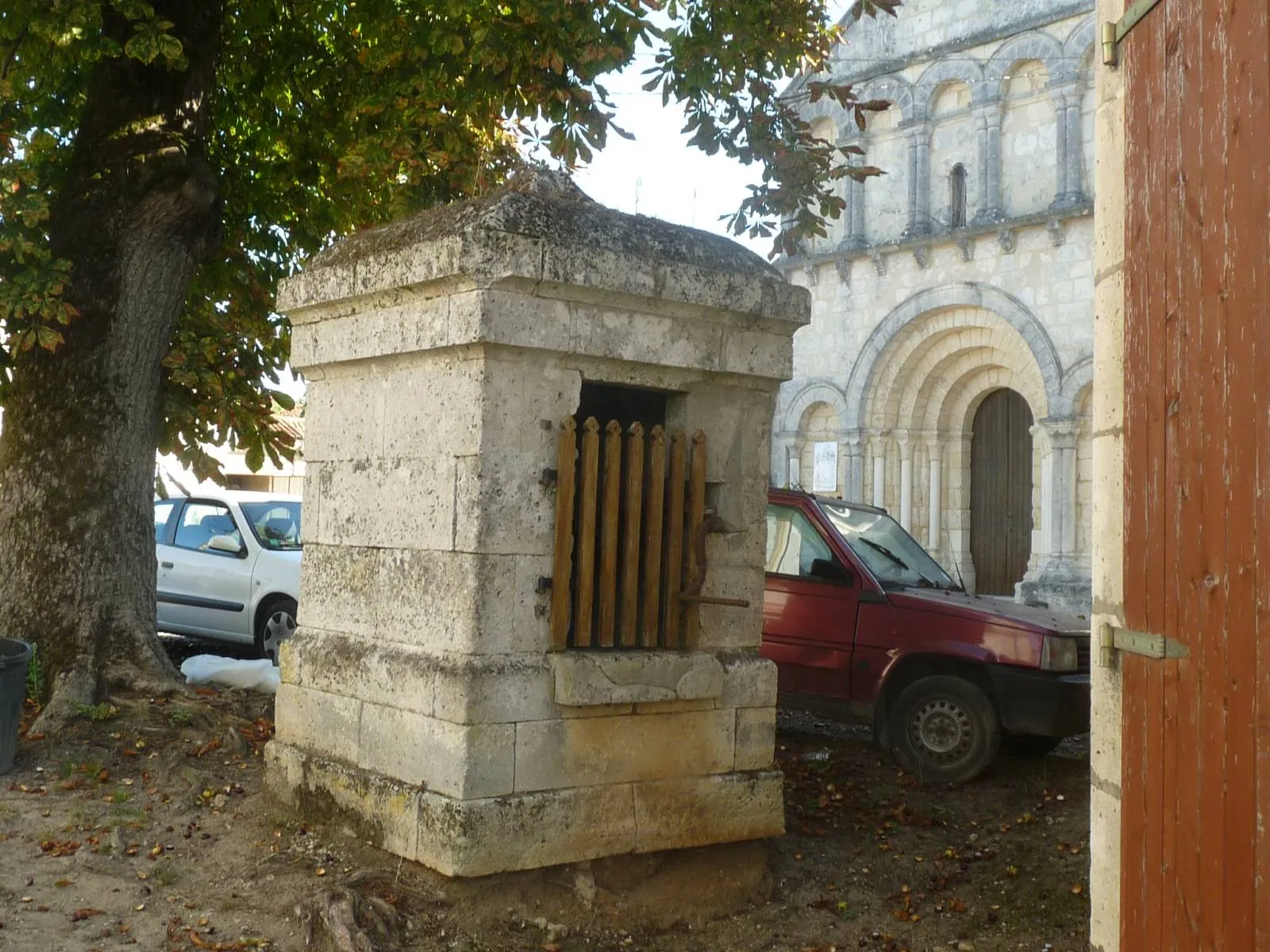 Photo showing: well at Bazac, Charente, SW France