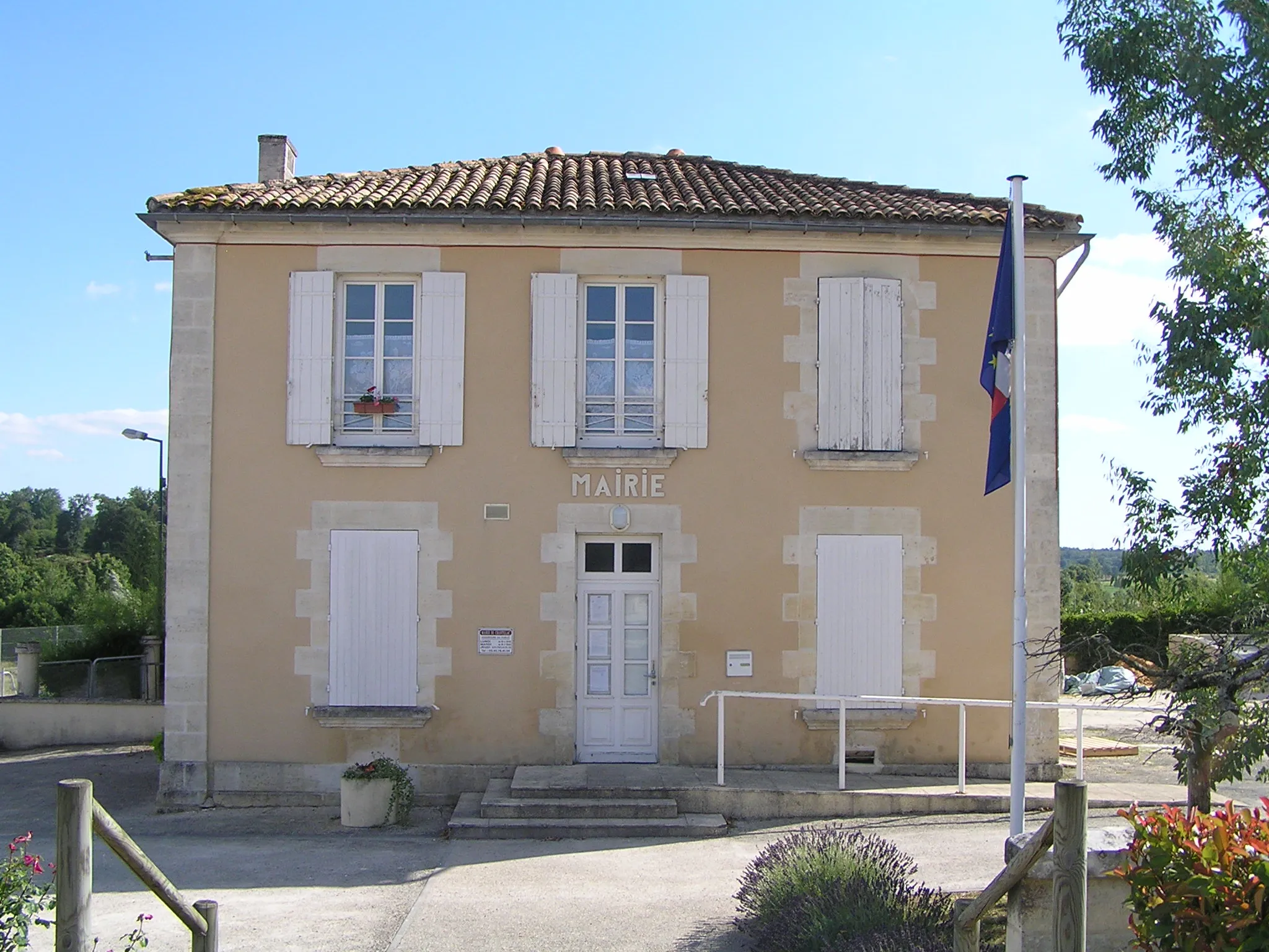 Photo showing: mairie de Chantillac