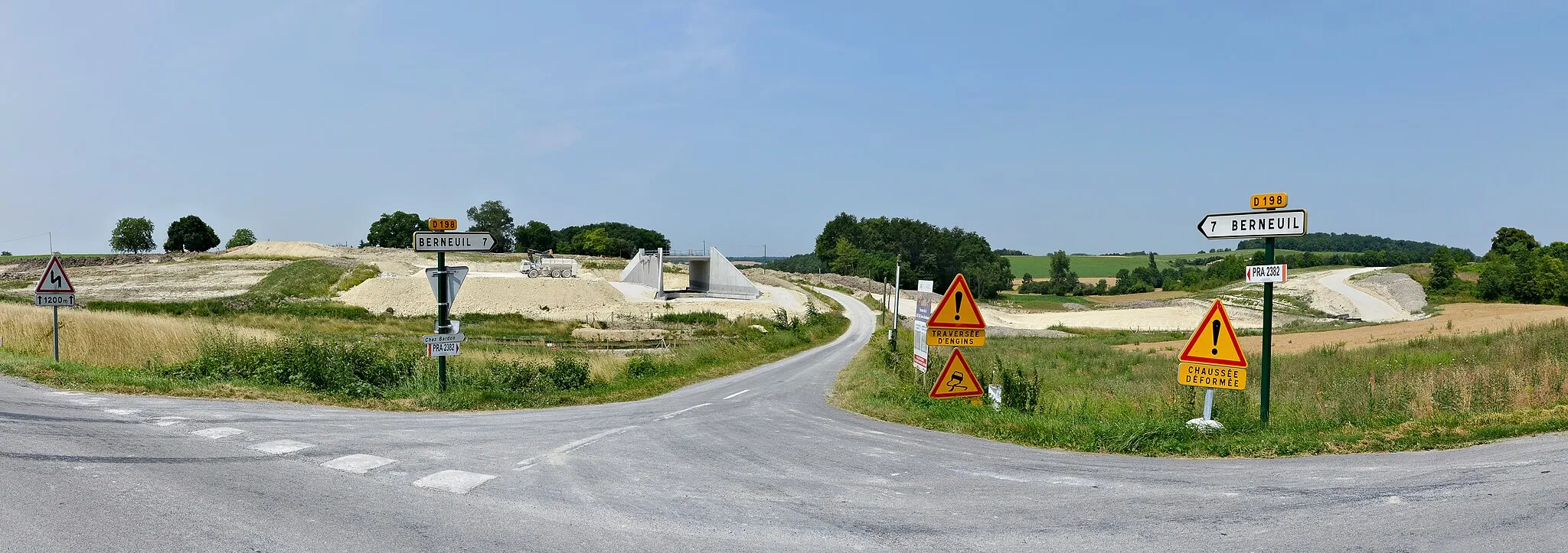 Photo showing: Access to a site of LGV Sud Europe Atlantique construction. Châtignac, Charente, France.