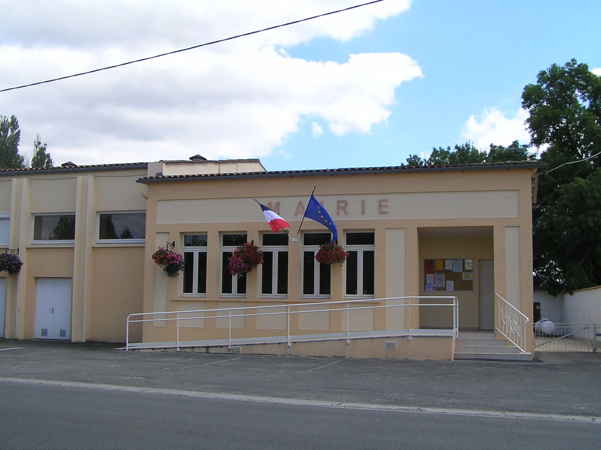 Photo showing: mairie de Guimps