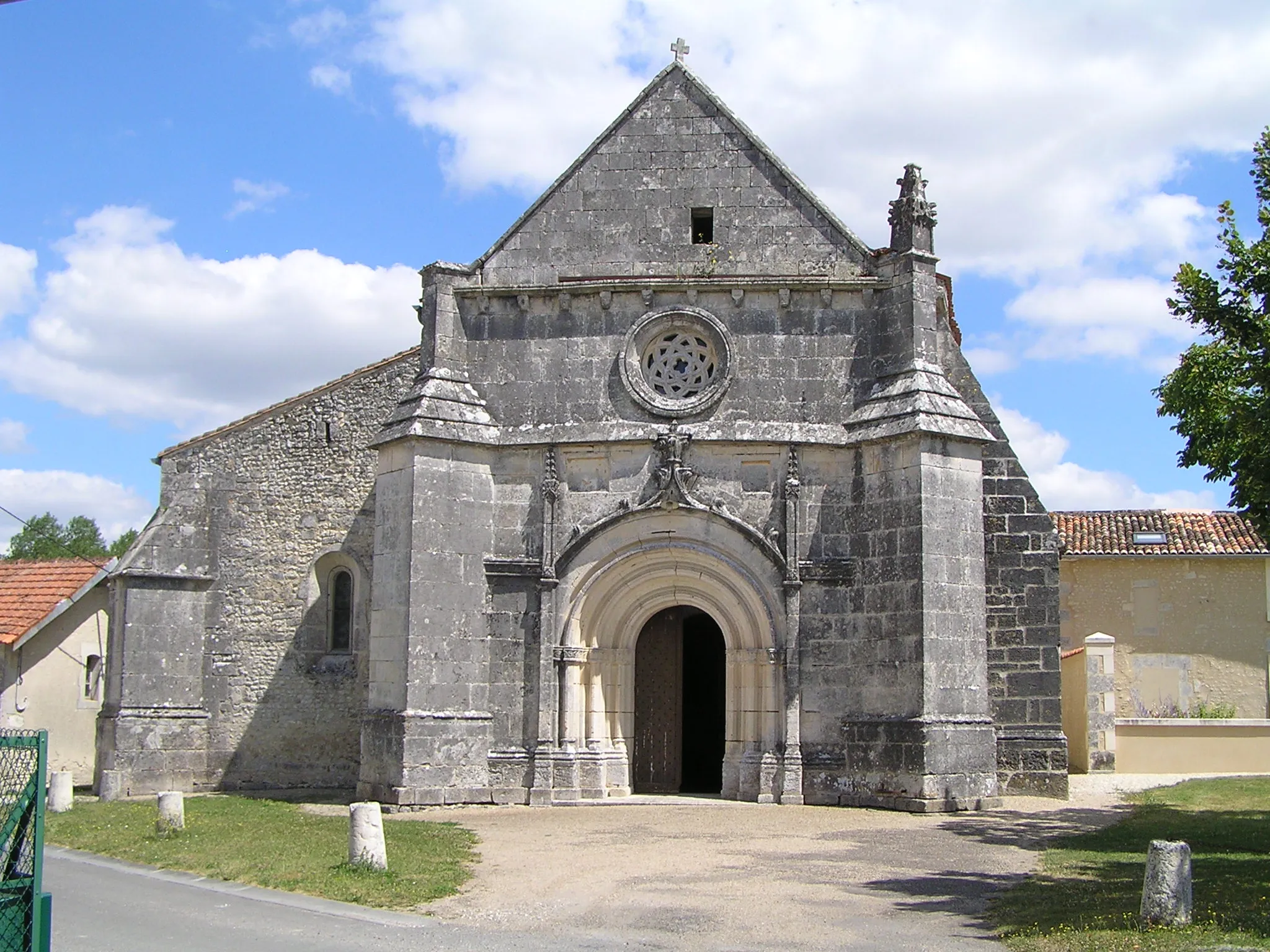 Photo showing: église de Lachaise, prieuré St-Vivien, Charente, France