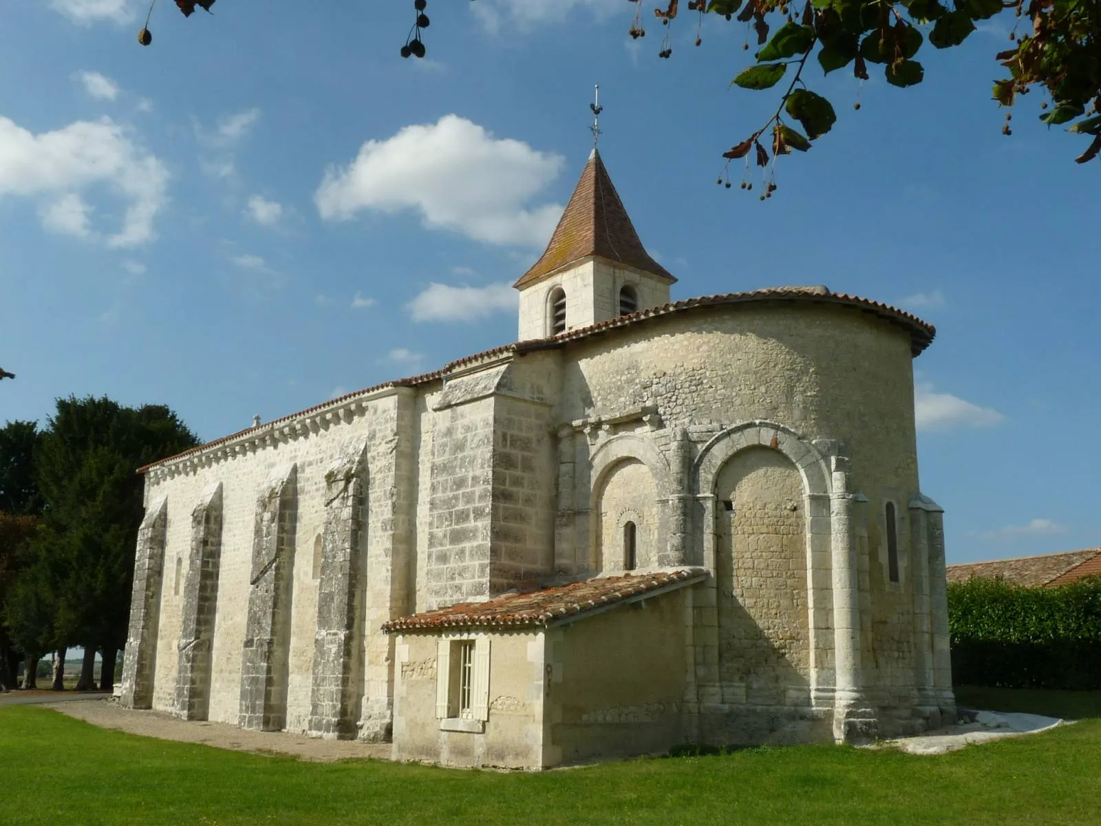 Photo showing: church of Ladiville, Charente, SW France