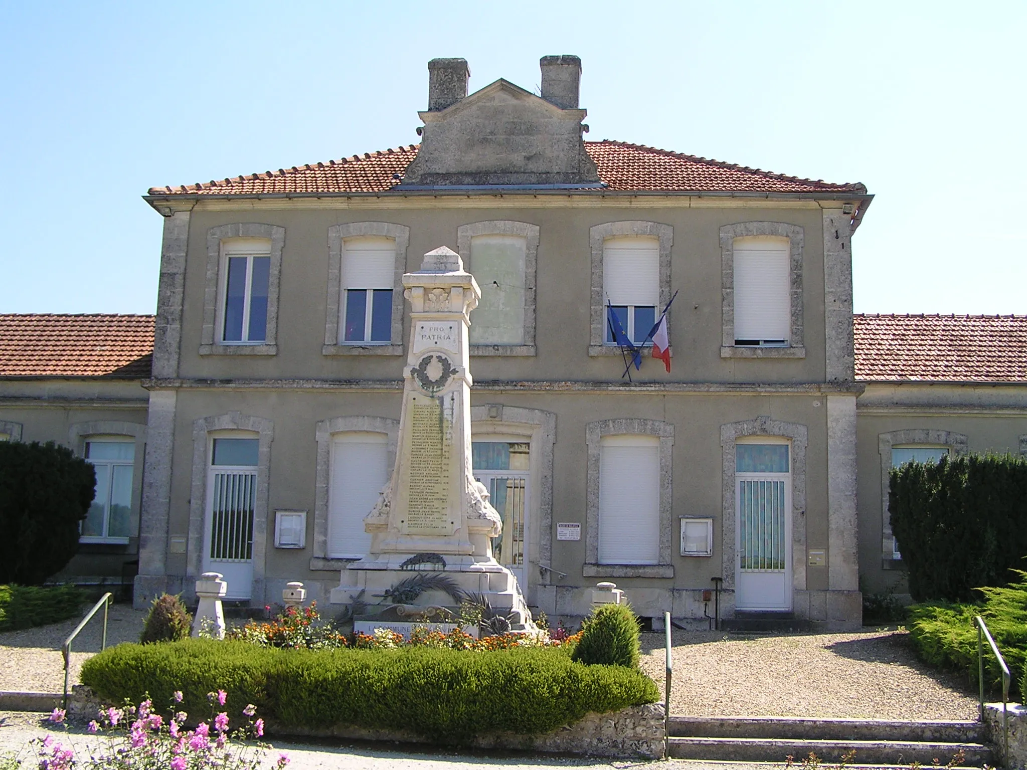 Photo showing: mairie de Malaville