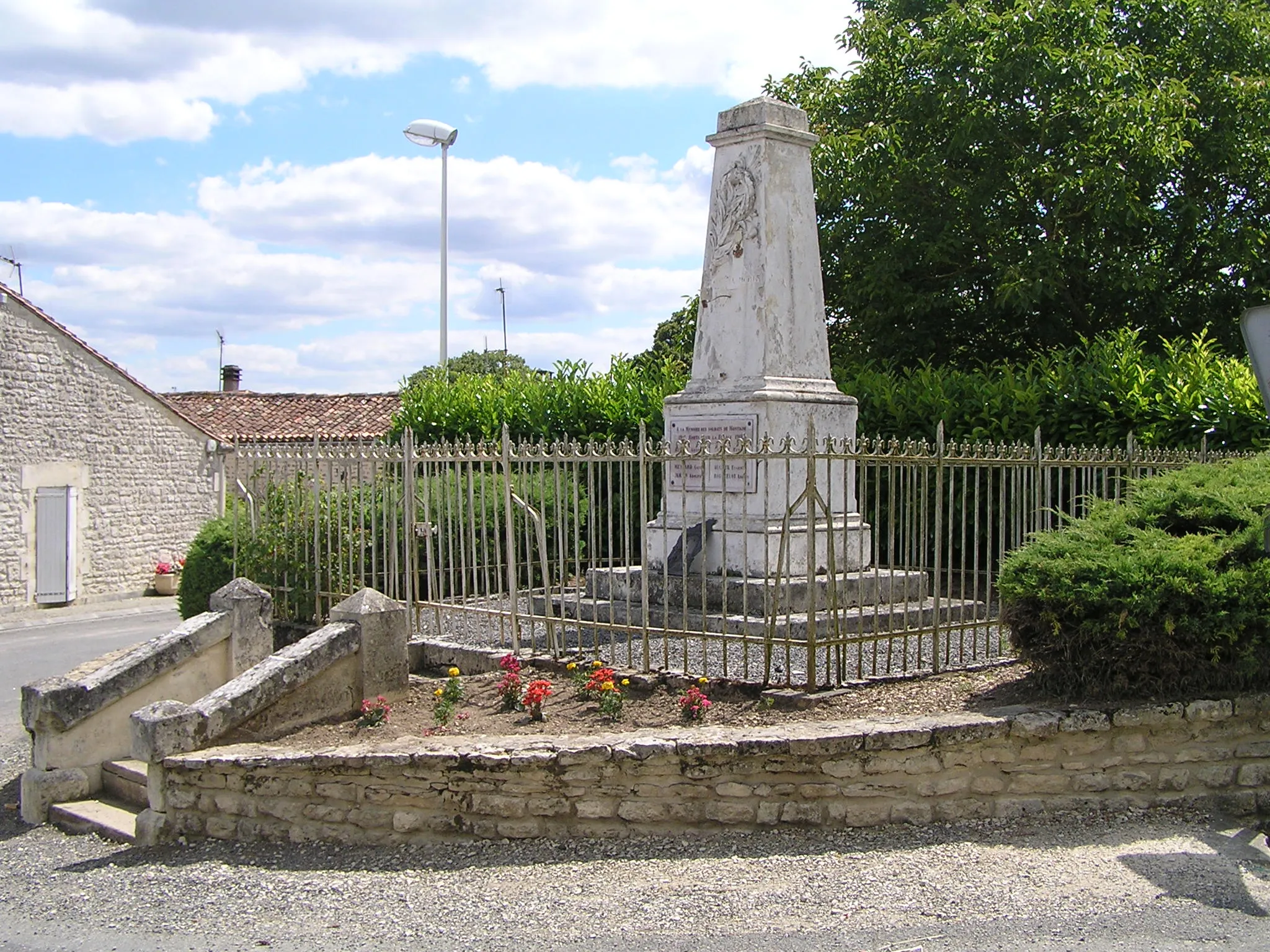 Photo showing: monument aux morts de Montigné