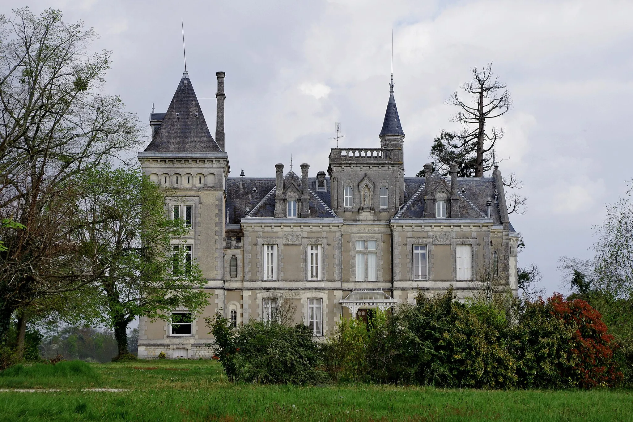 Photo showing: Château du Châtelard vu de la D195. Passirac, Charente, France.