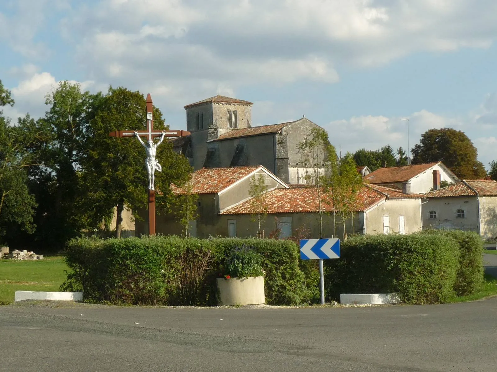 Photo showing: village and church of Saint-Bonnet, Charente, SW France