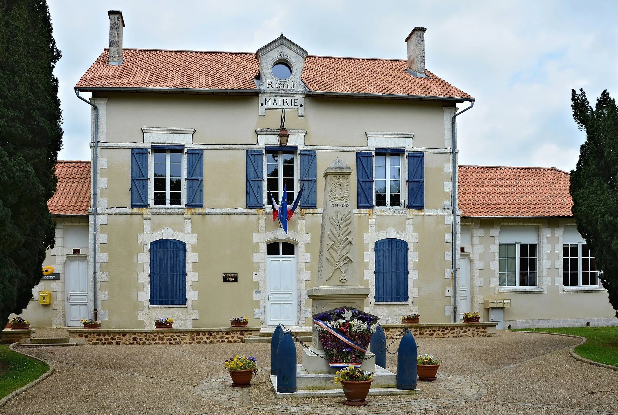 Photo showing: Town hall (19th century) of Vitrac-Saint-Vincent, Charente, France.