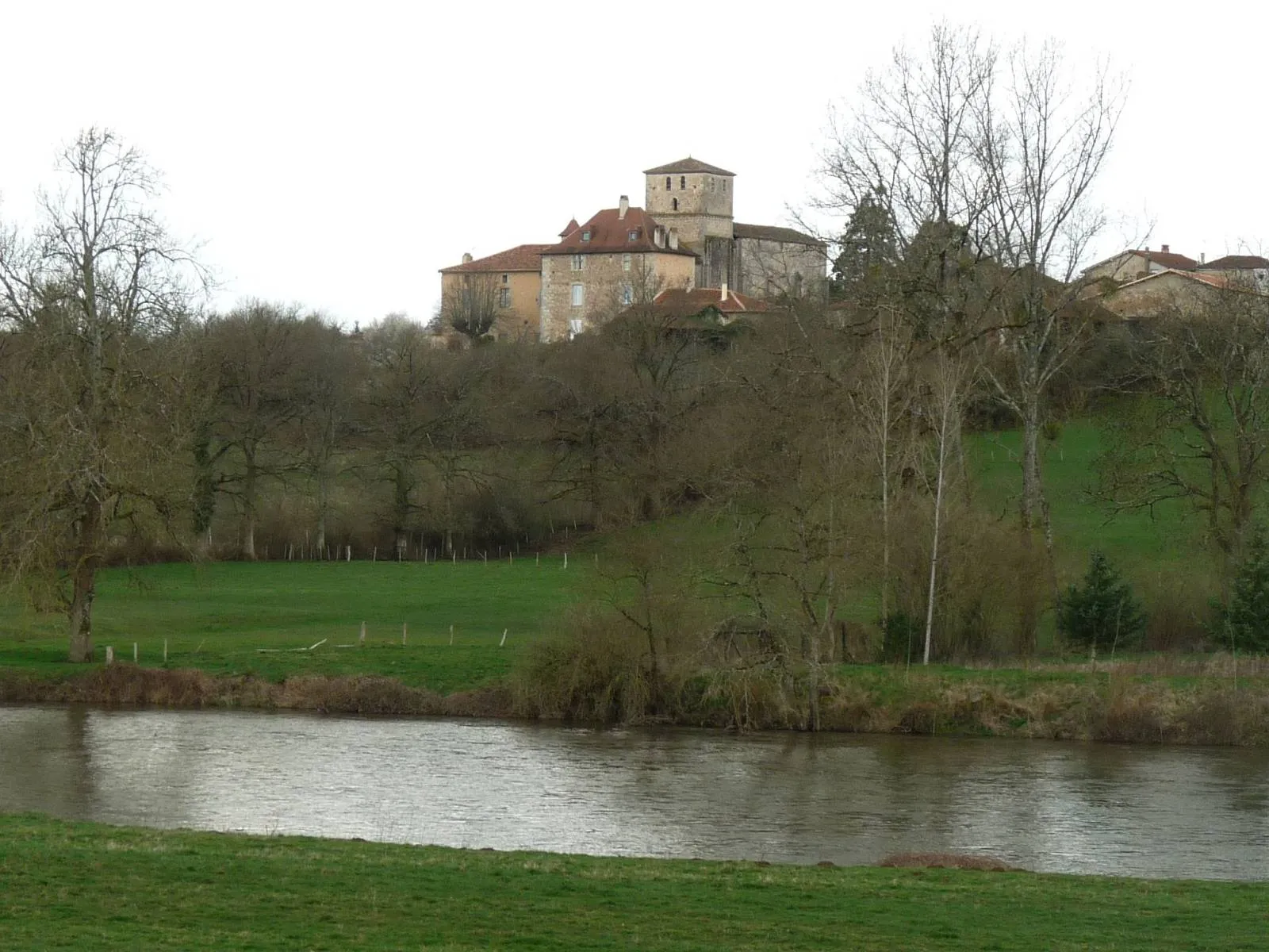 Photo showing: la Vienne au pied de Manot, Charente, France