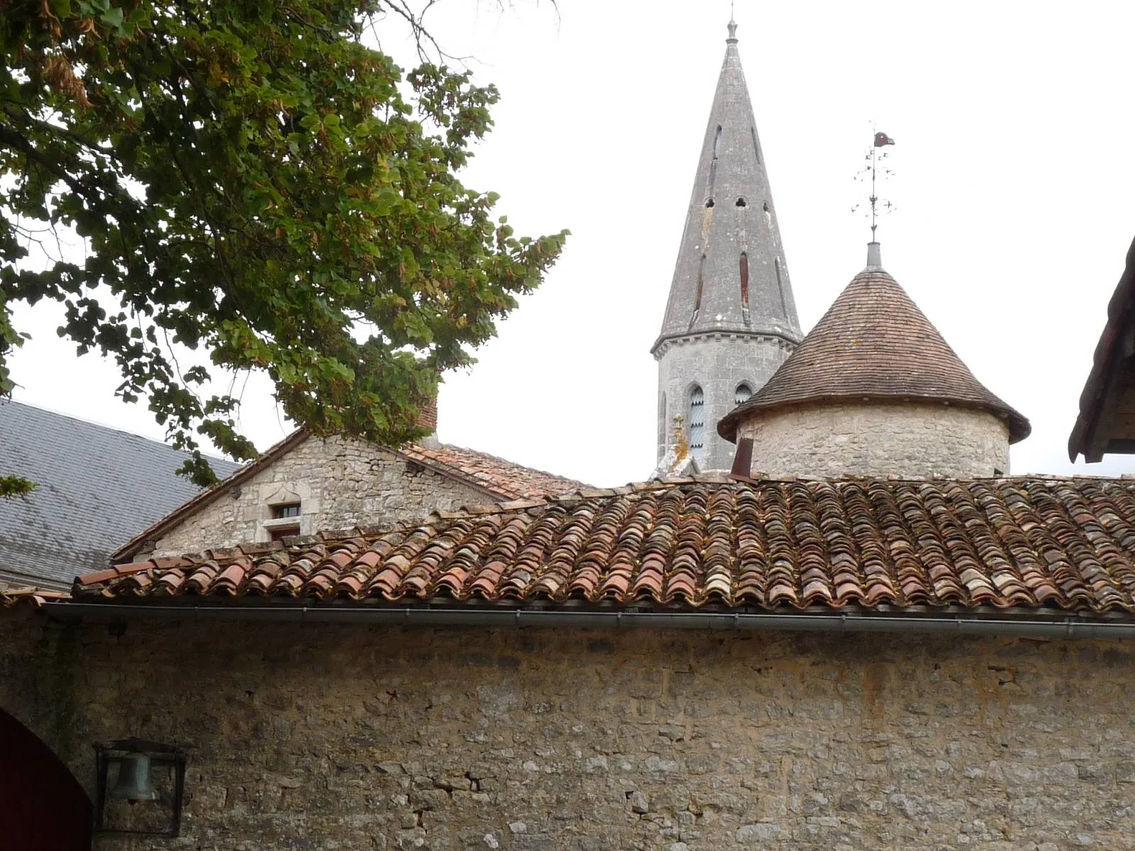Photo showing: église et château de Bioussac, Charente, France