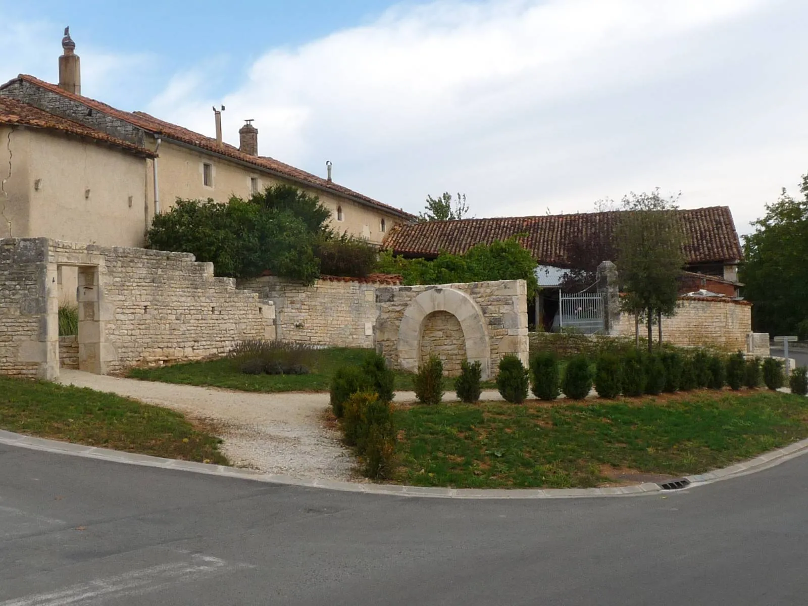 Photo showing: square à l'entrée de Chenon, Charente, France