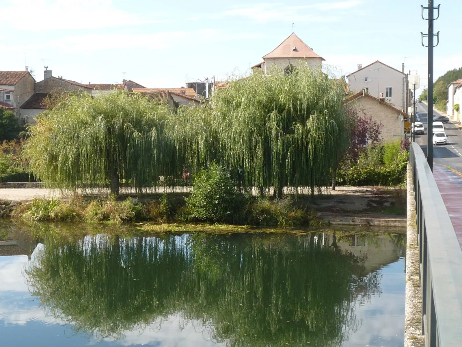 Photo showing: la Charente et l'église de Condac, Charente, France