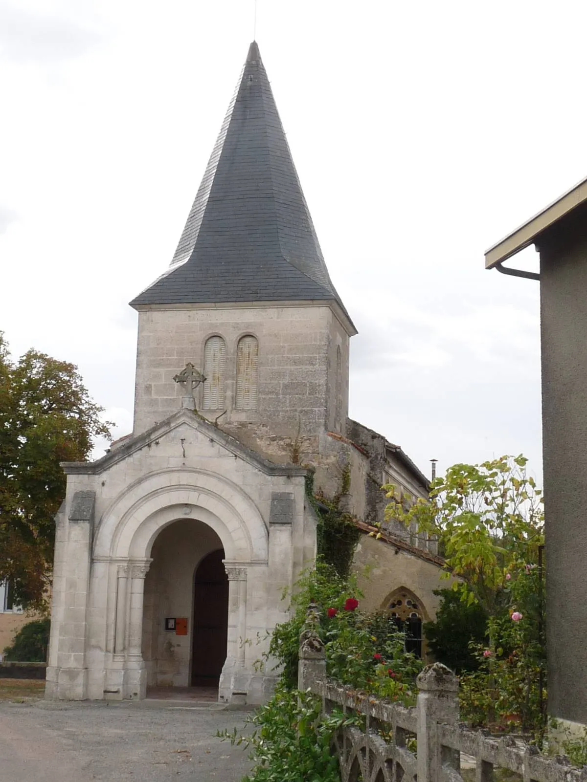 Photo showing: église d'Hiesse (prieuré Saint-Liphard), Charente, France