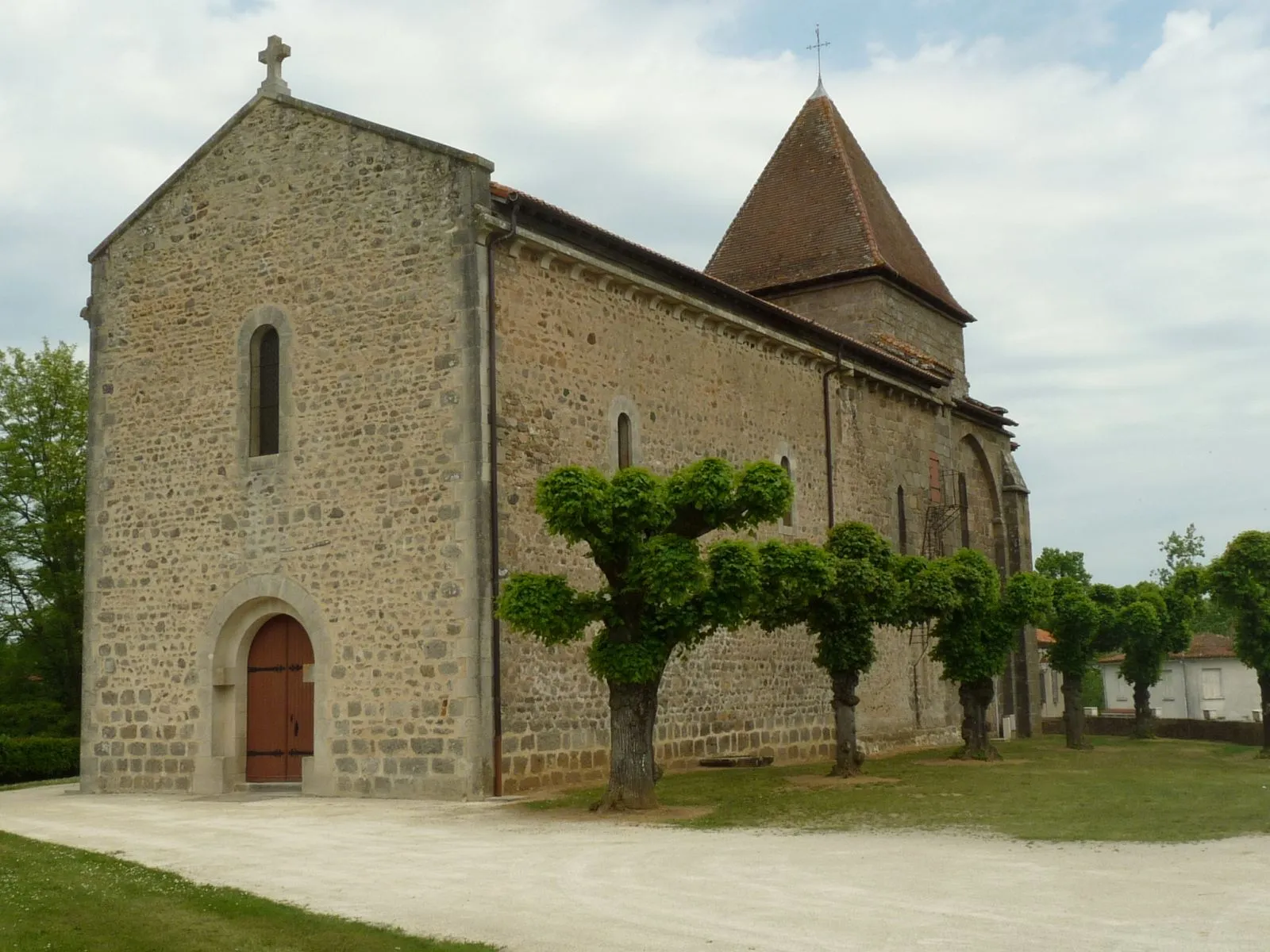 Photo showing: l'église d'Oradour-Fanais, Charente, France