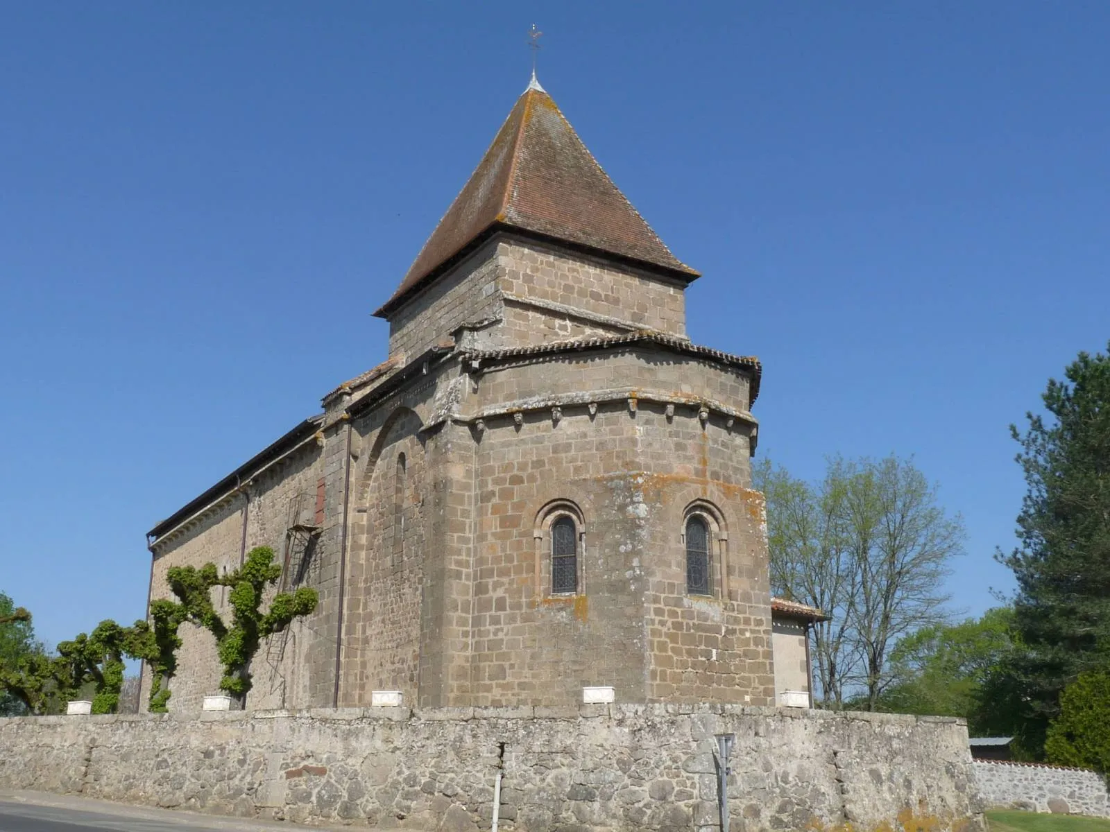 Photo showing: Eglise d'Oradour-Fanais, Charente, France