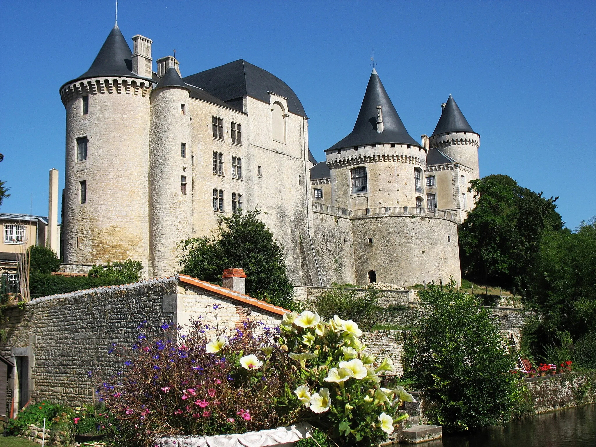Photo showing: Chateau Verteuil in Verteuil-sur-Charante - residence of de La Rochefoucauld in Poitou-Charentes, France