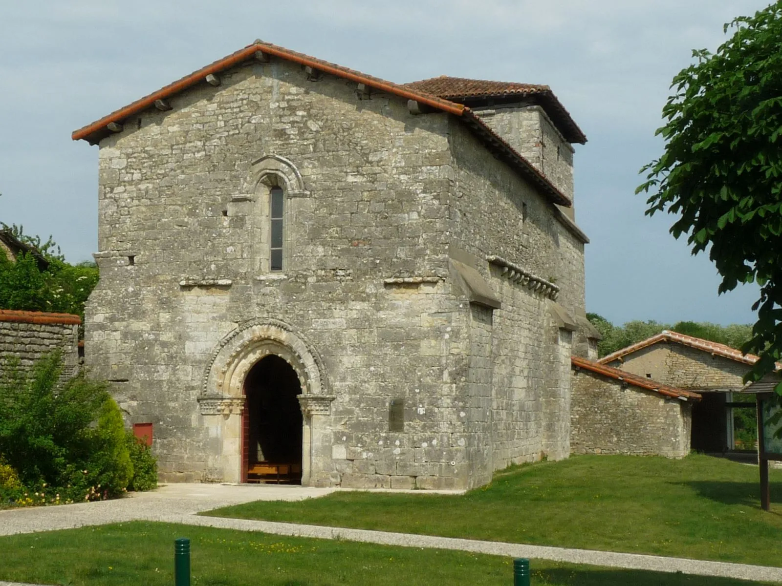 Photo showing: church of Le Grand-Madieu, Charente, SW France