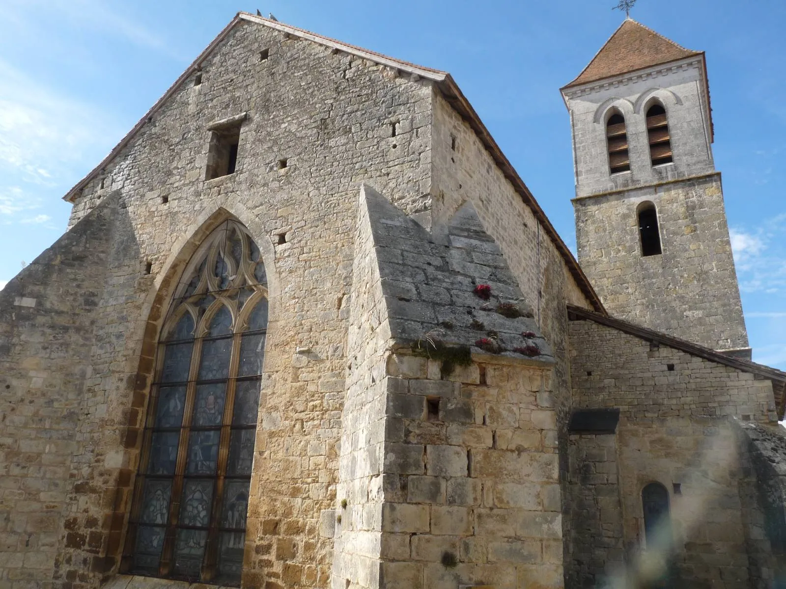 Photo showing: église de Nanteuil-en-Vallée, Charente, France; vue latérale sud