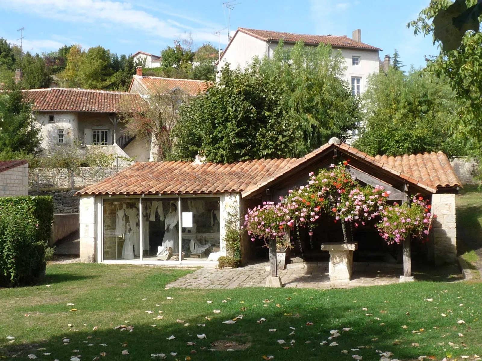 Photo showing: musée de la "bugée" (ou lessive effectuée par les buandières), près du lavoir, Nanteuil-en-Vallée, Charente, France