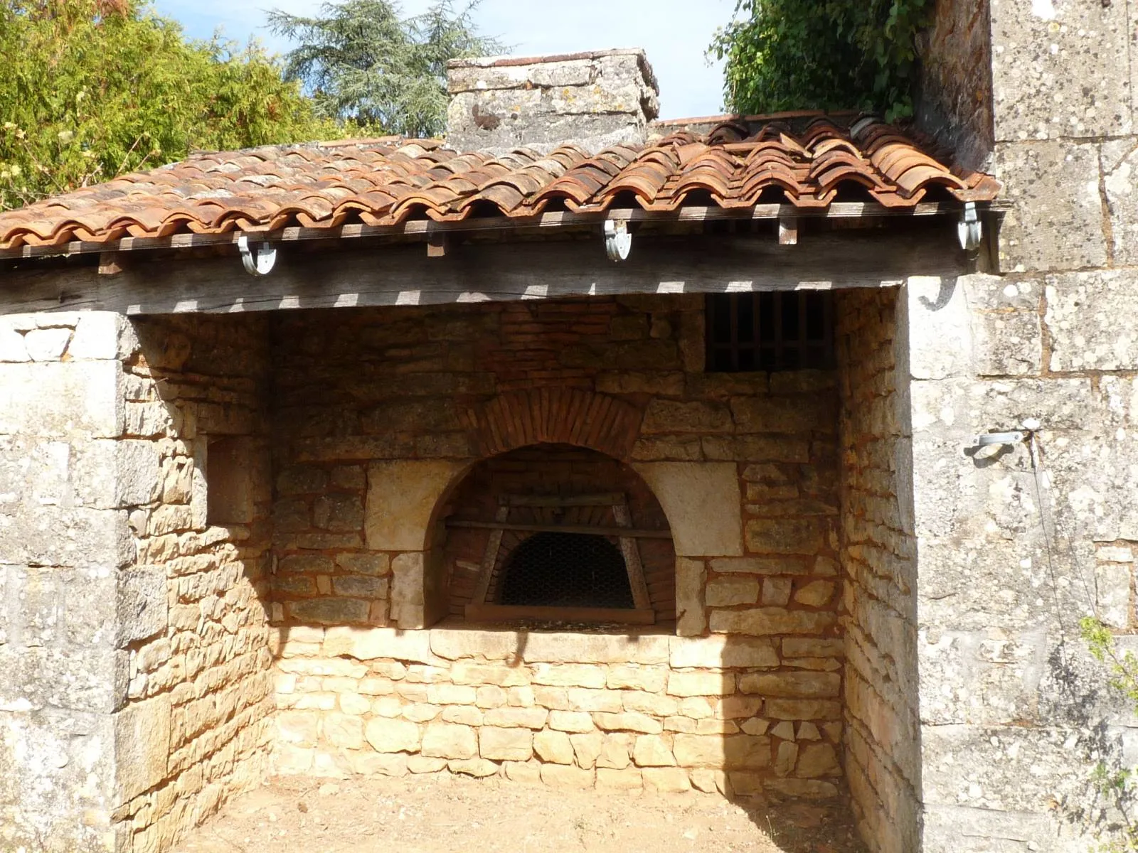 Photo showing: former bread oven, upper part of the village of Nanteuil-en-Vallée, Charente, SW France