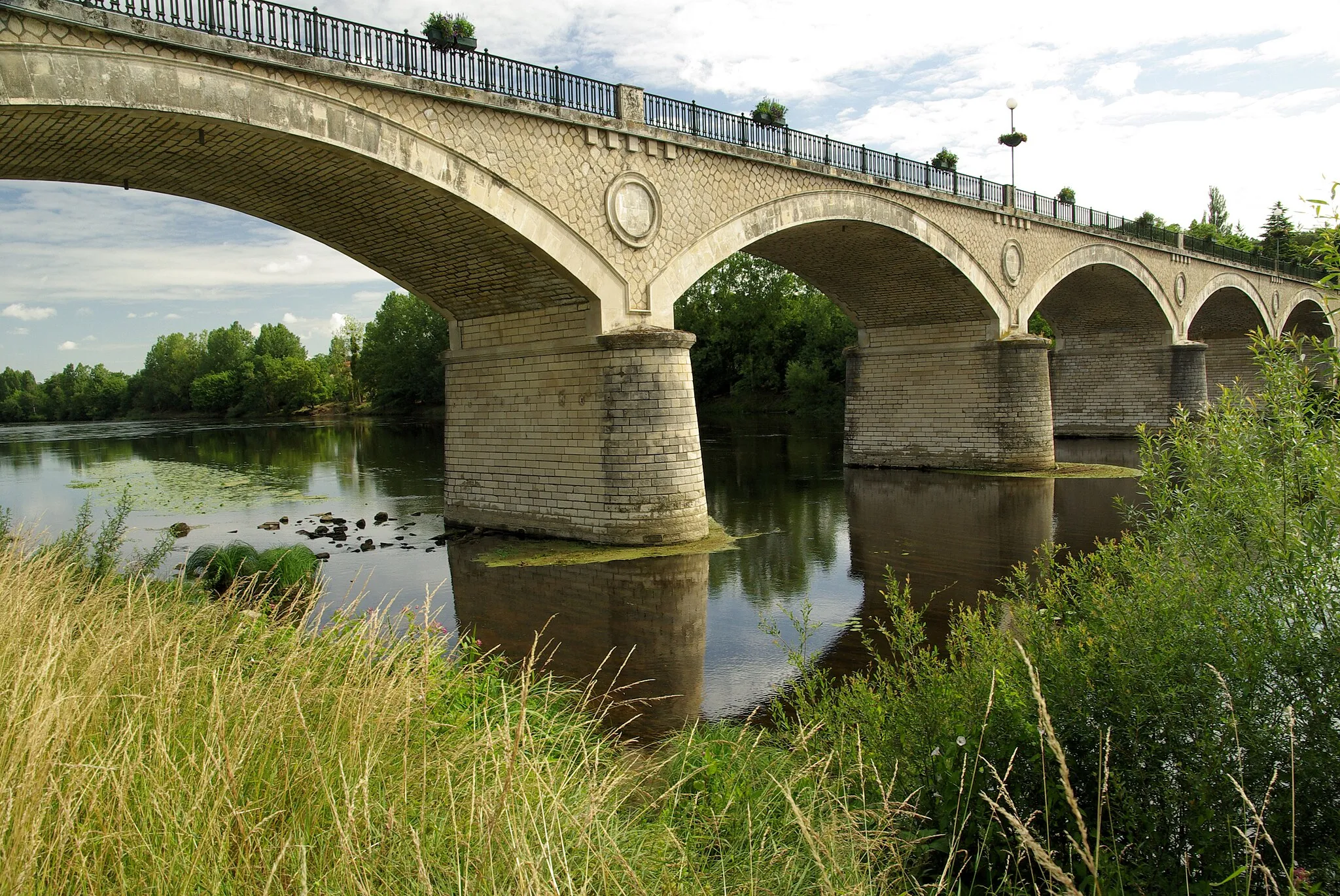Photo showing: À Vouneuil-sur-Vienne, le pont enjambant la Vienne.