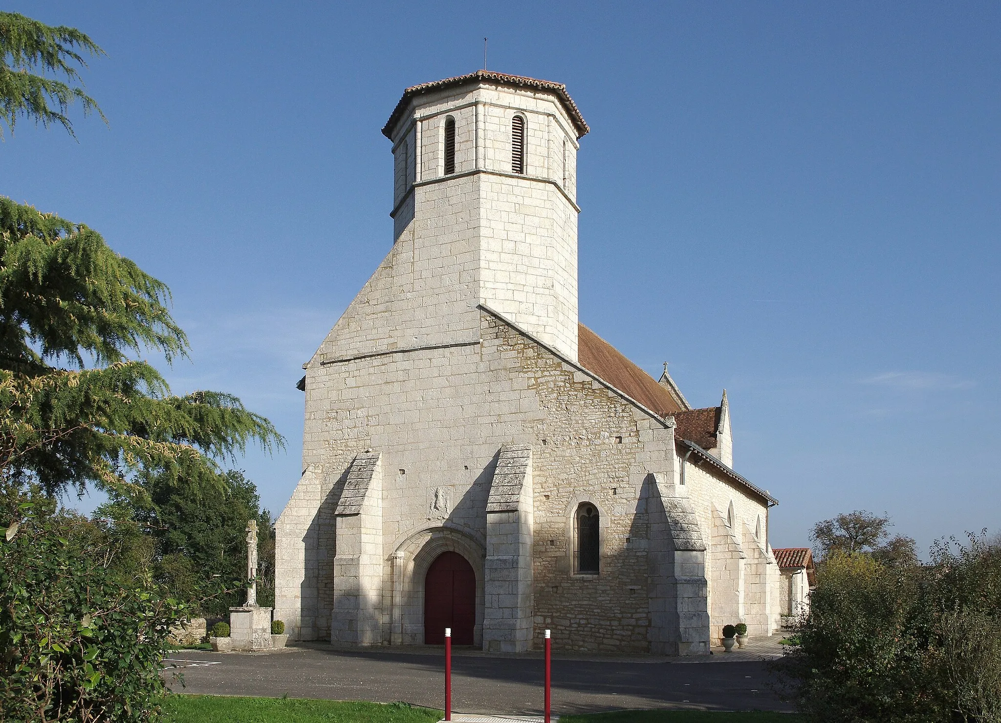 Photo showing: Church of Blanzay (XIIth and XVth century), facade. Blanzay, Vienne, France.