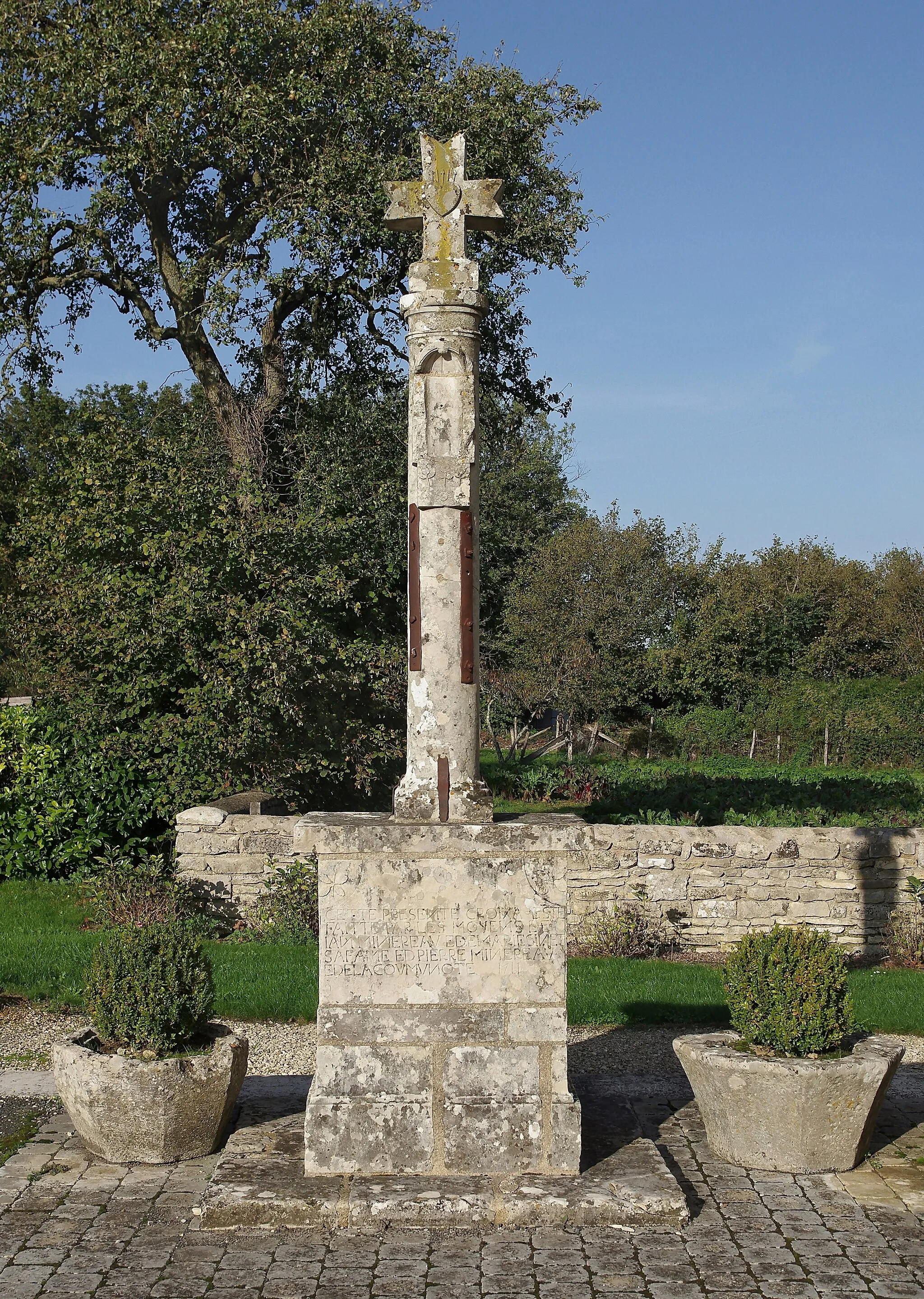 Photo showing: Cross erected in the early XVIIIth century, near the church of Blanzay, Vienne, France.