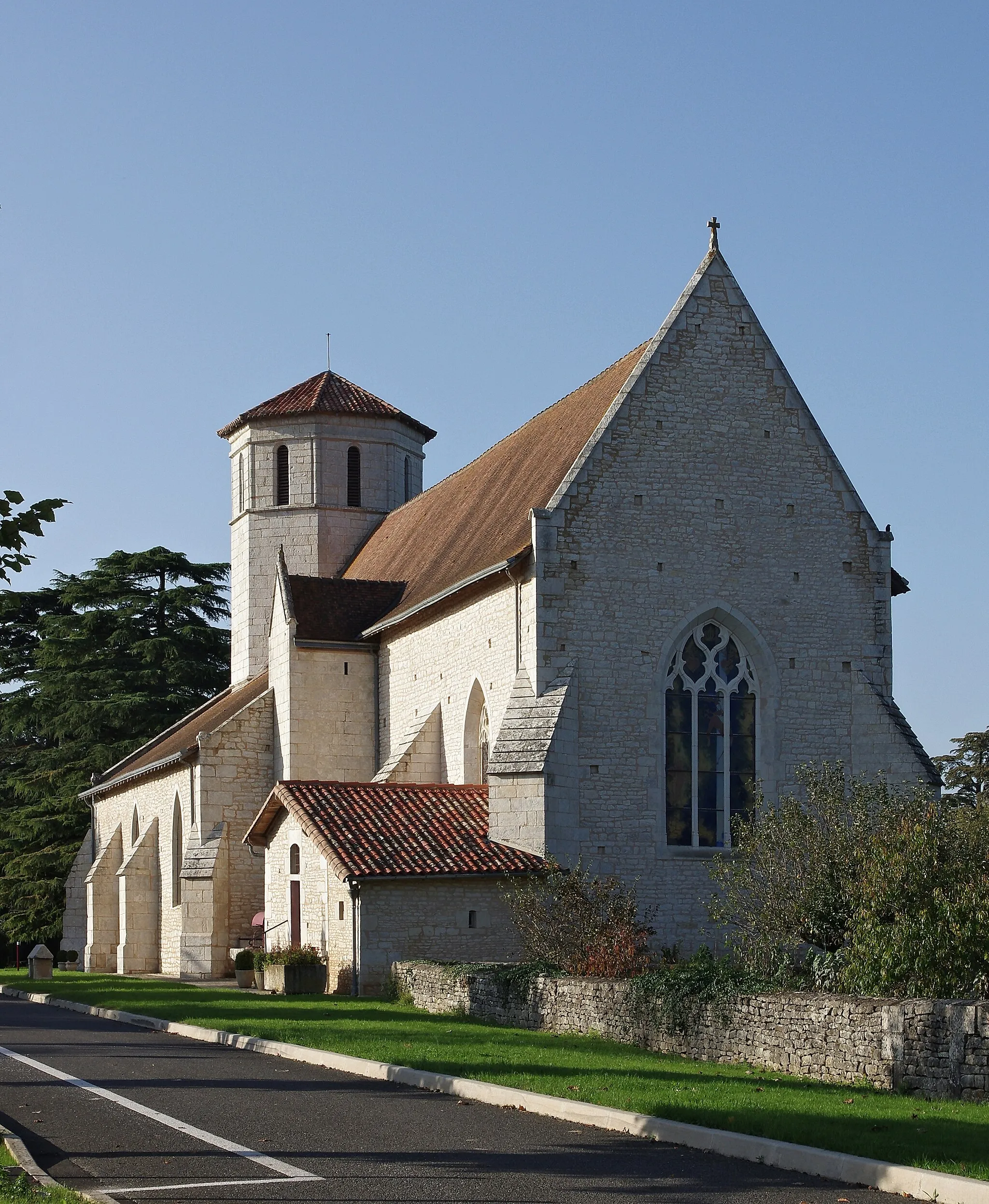 Photo showing: Church of Blanzay (XIIth and XVth century) with a roman bell tower and a gothic chevet. Blanzay, Vienne, France.