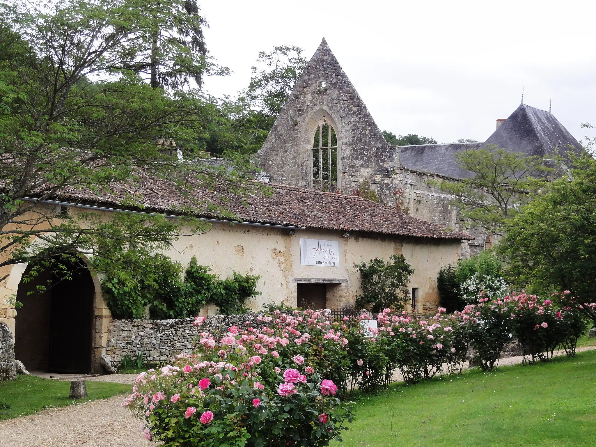 Photo showing: This building is en partie classé, en partie inscrit au titre des monuments historiques de la France. It is indexed in the base Mérimée, a database of architectural heritage maintained by the French Ministry of Culture, under the reference PA00105350 .