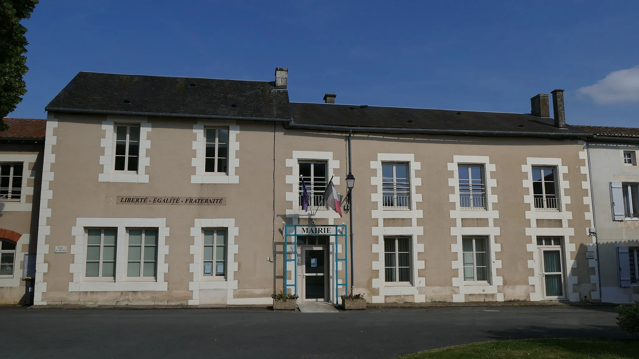 Photo showing: The city hall in Béruges (Vienne, Poitou-Charentes, France).