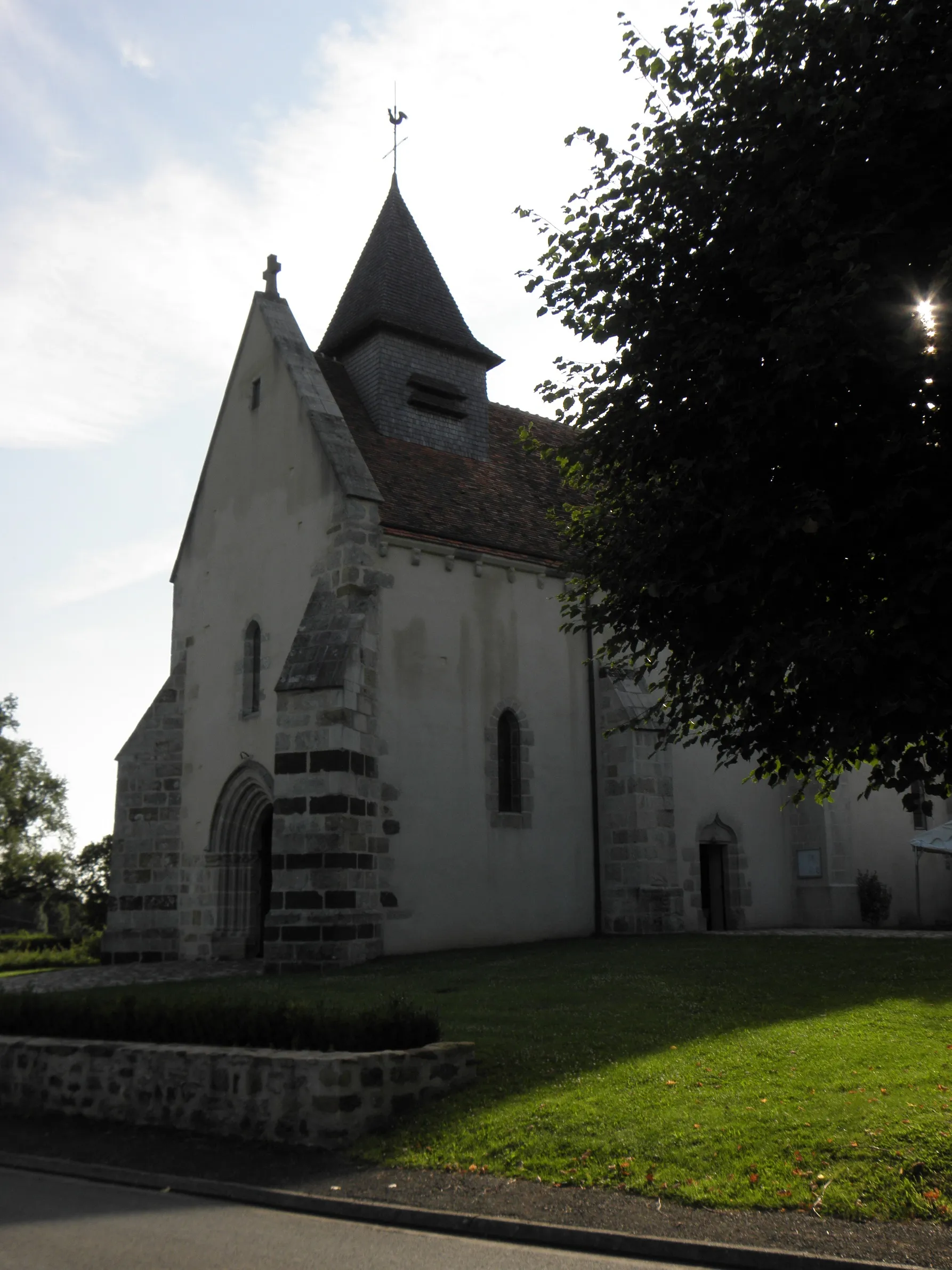Photo showing: Église Saint-Sulpice de Roussines (36). Façade occidentale et flanc sud.