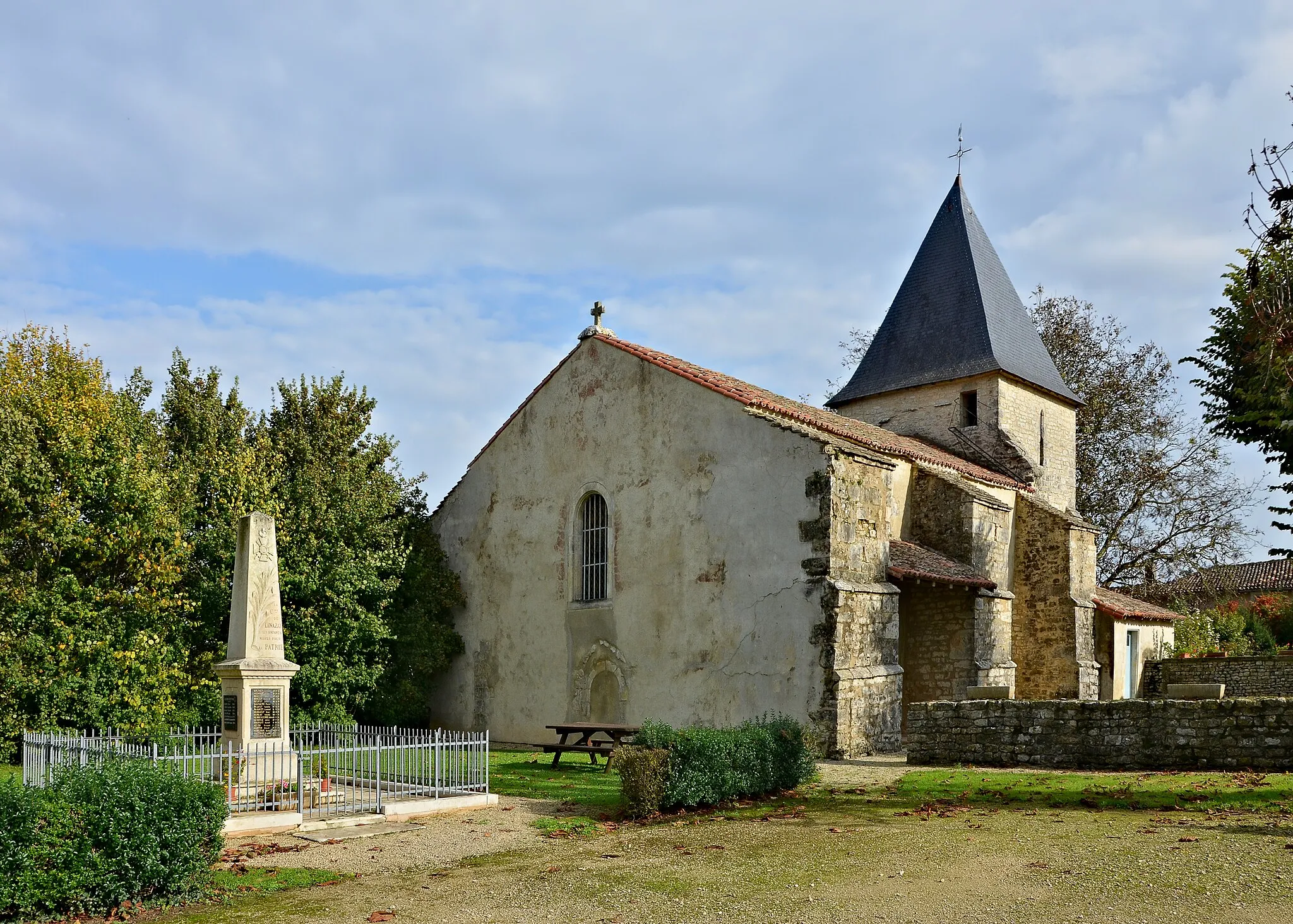 Photo showing: SW view of the church of Linazay, Vienne, France.